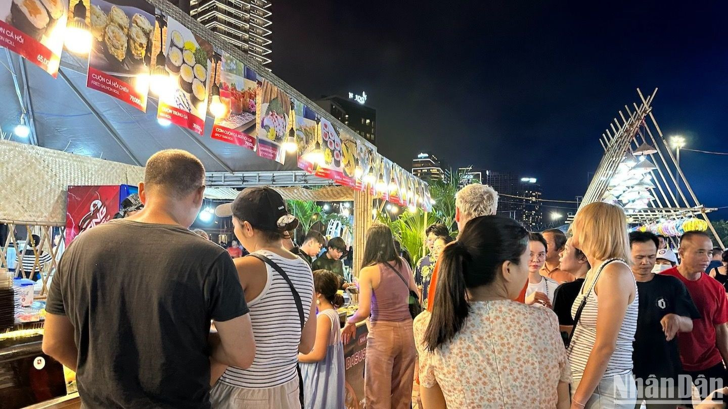 Los turistas extranjeros están entusiasmados con probar los platos locales. Los turistas extranjeros están entusiasmados con probar los platos locales.