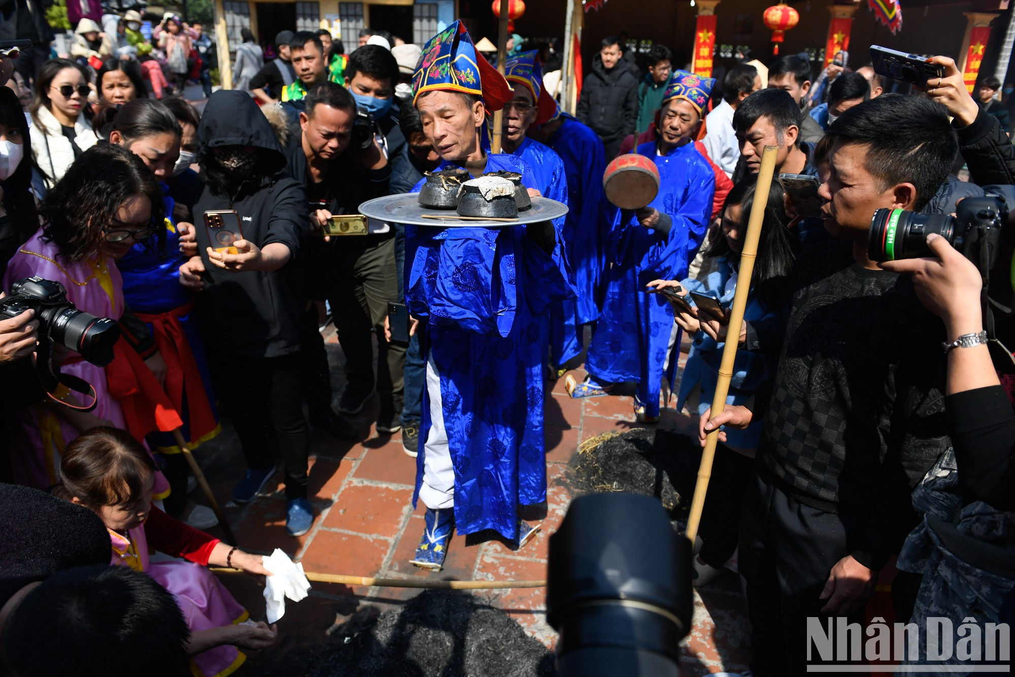 El festival no solo atrae a una gran flujo de visitantes locales, sino también fotógrafos de muchas partes del país. El festival no solo atrae a una gran flujo de visitantes locales, sino también fotógrafos de muchas partes del país.