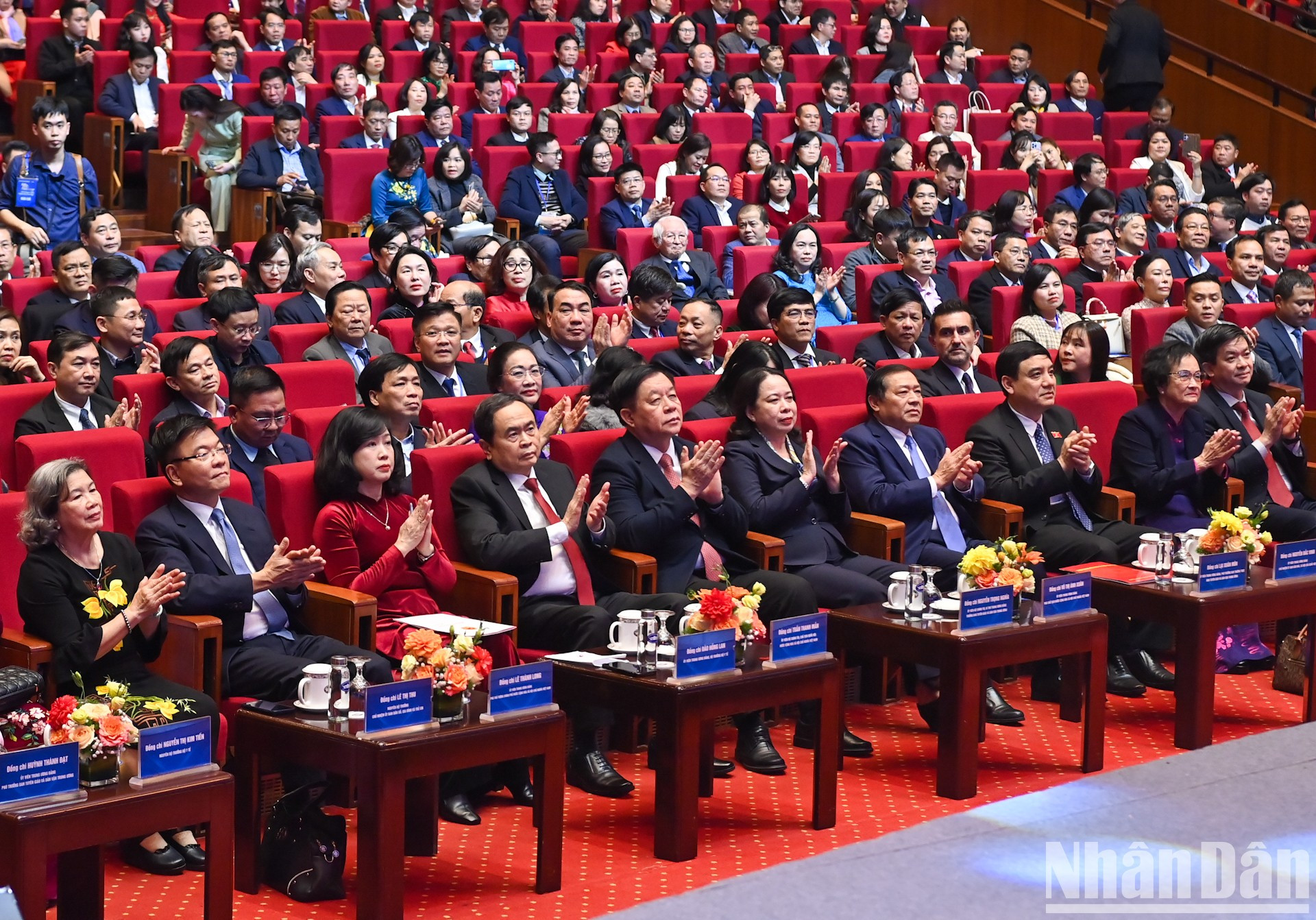 El titular del Parlamento vietnamita, Tran Thanh Man, líderes del Partido y del Estado y delegados en el acto.