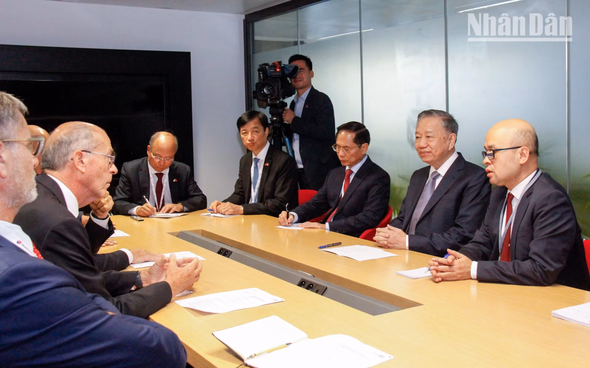 El secretario general del PCV y presidente de Vietnam, To Lam, recibe a Geoffroy Roux De Bezieux, titular honorario del Movimiento de Empresas de Francia, presidente de la Alianza de Patronatos Francófonos y presidente fundador de Notus Technologies.