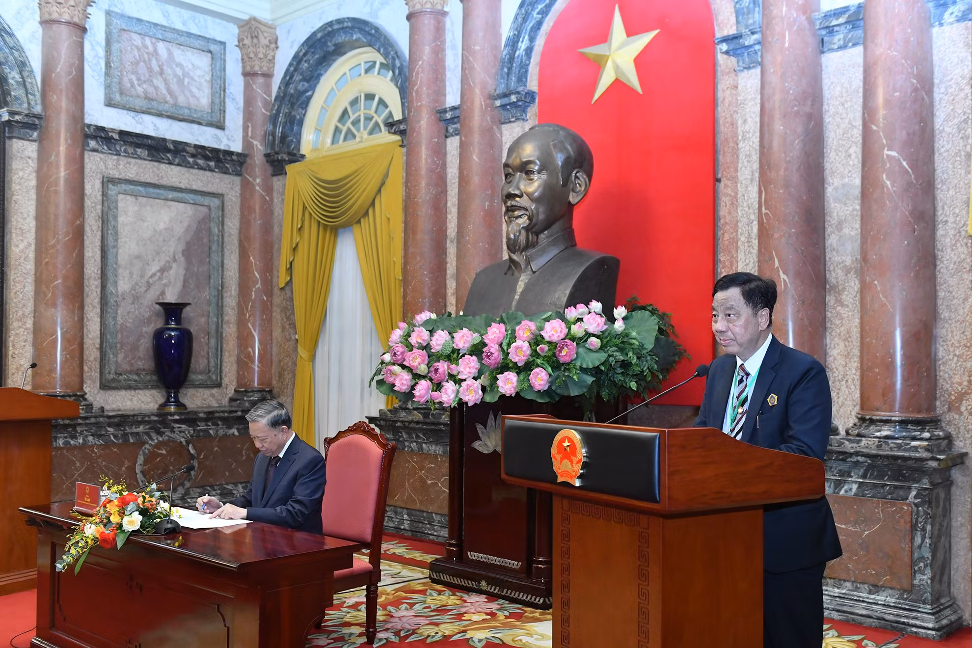 Un representantes de la delegación de vietnamitas en el ultramar expresa sus opiniones en el acto.