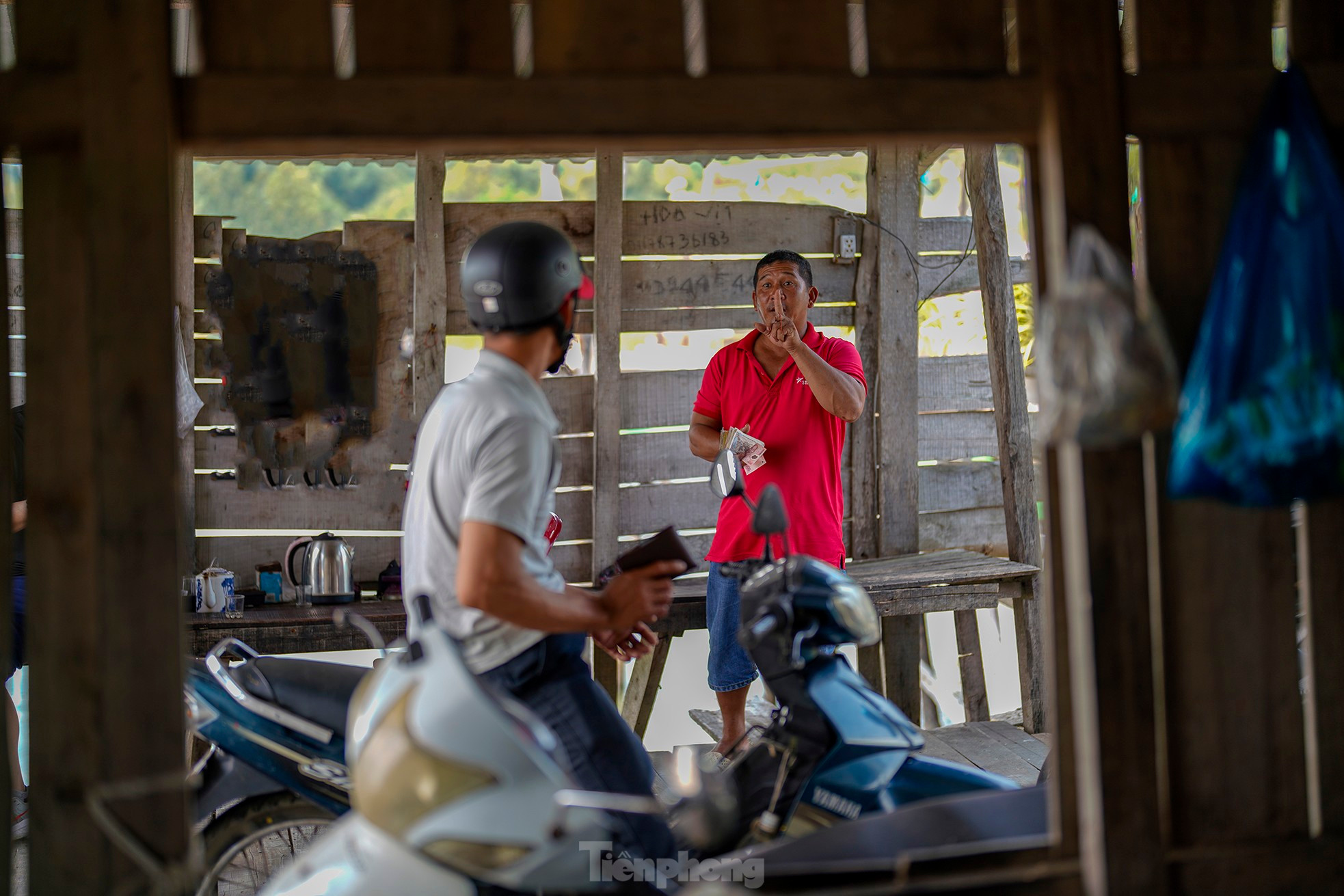 El puente no solo es la principal ruta de tráfico para los ciudadanos locales, sino también atrae a muchos turistas deseosos de tomarle fotos.