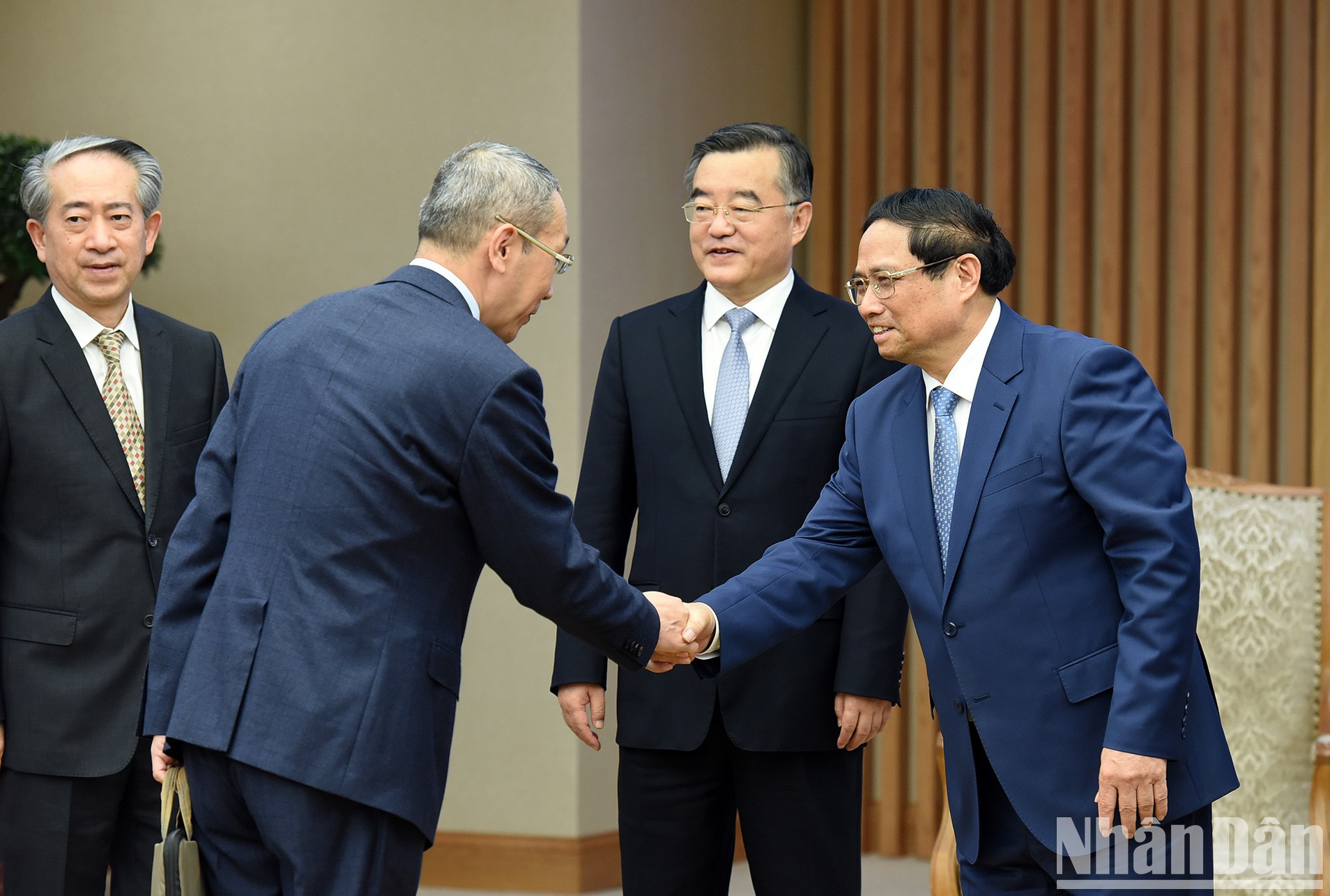 El premier vietnamita, Pham Minh Chinh, recibe a la delegación del Comité Permanente de la Asamblea Popular Nacional de China. El premier vietnamita, Pham Minh Chinh, recibe a la delegación del Comité Permanente de la Asamblea Popular Nacional de China.