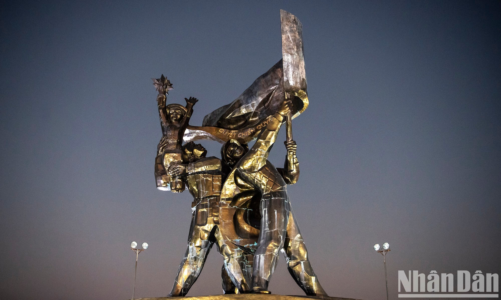 La obra se inauguró el 30 de abril de 2004, con motivo del 50 aniversario de la histórica campaña. Con una altura de 12,6 metros y un peso de 220 toneladas, el conjunto del Monumento a la Victoria presenta a tres soldados de pie espalda con espalda sosteniendo a un bebé de la etnia Thai. Encima figura la pancarta "Decididos a luchar, decididos a ganar". La obra se inauguró el 30 de abril de 2004, con motivo del 50 aniversario de la histórica campaña. Con una altura de 12,6 metros y un peso de 220 toneladas, el conjunto del Monumento a la Victoria presenta a tres soldados de pie espalda con espalda sosteniendo a un bebé de la etnia Thai. Encima figura la pancarta "Decididos a luchar, decididos a ganar".