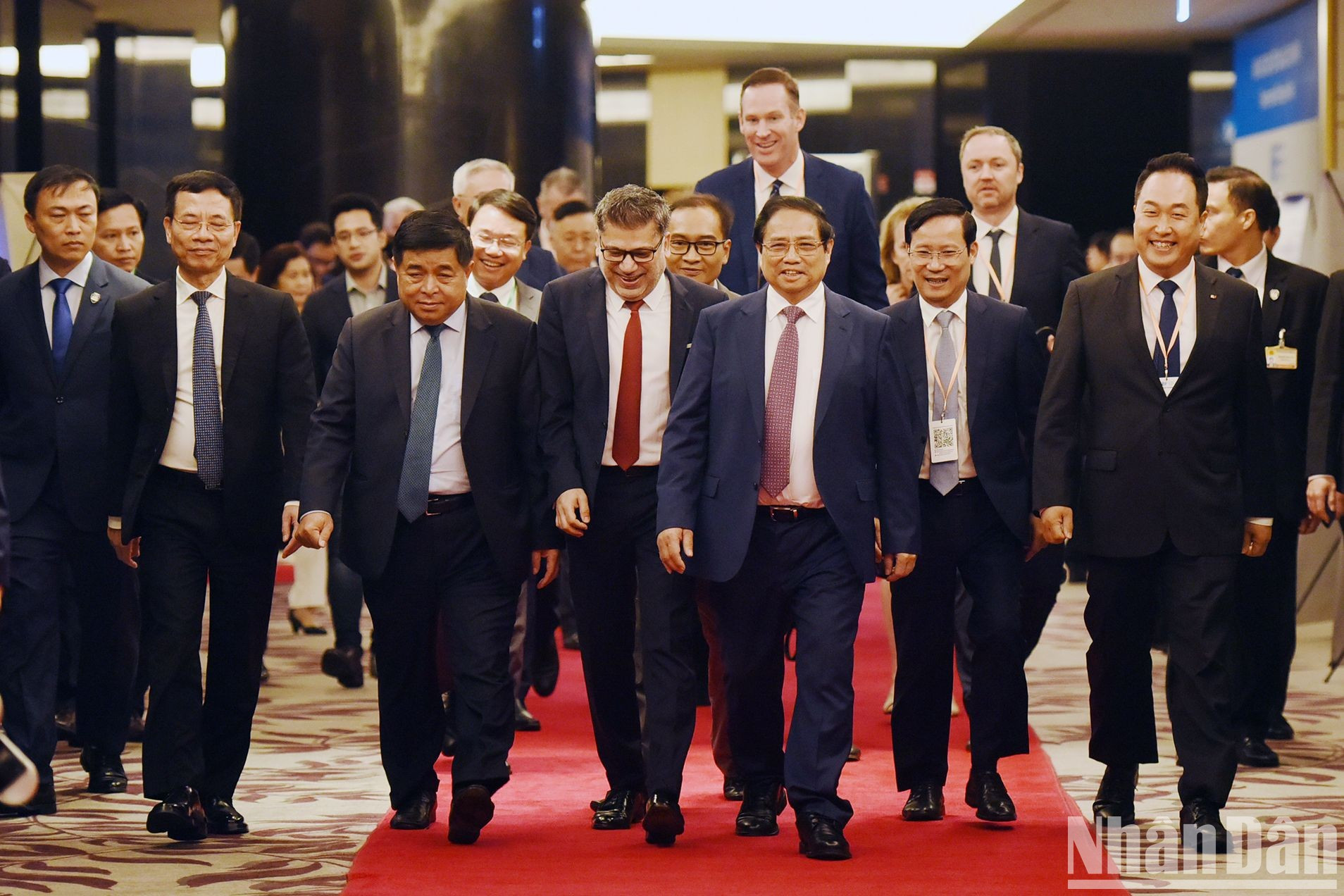 El primer ministro vietnamita, Pham Minh Chinh, asiste al Foro Empresarial de Vietnam.