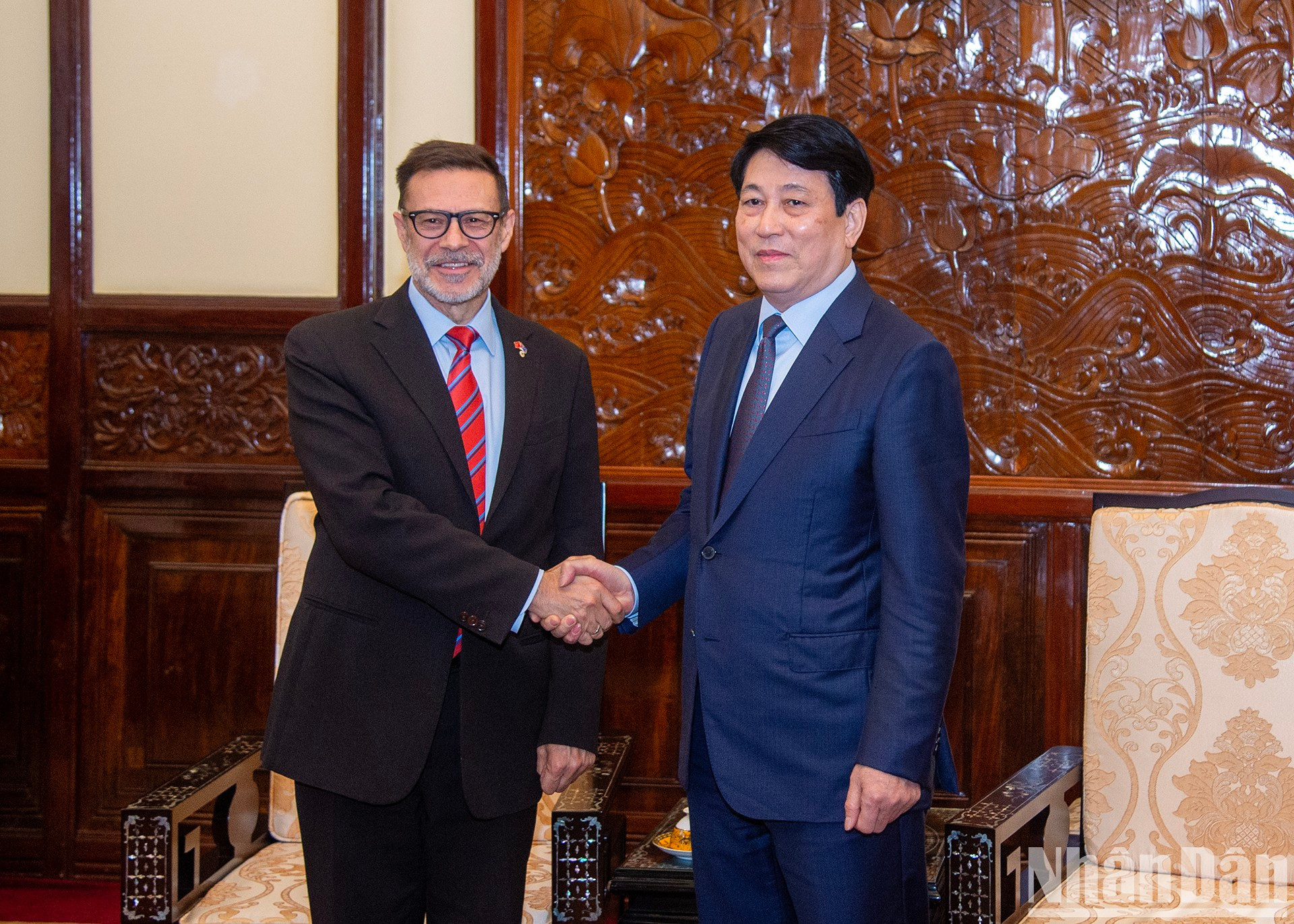 El presidente vietnamita, Luong Cuong, y el embajador de Australia, Andrew Goledzinowski.