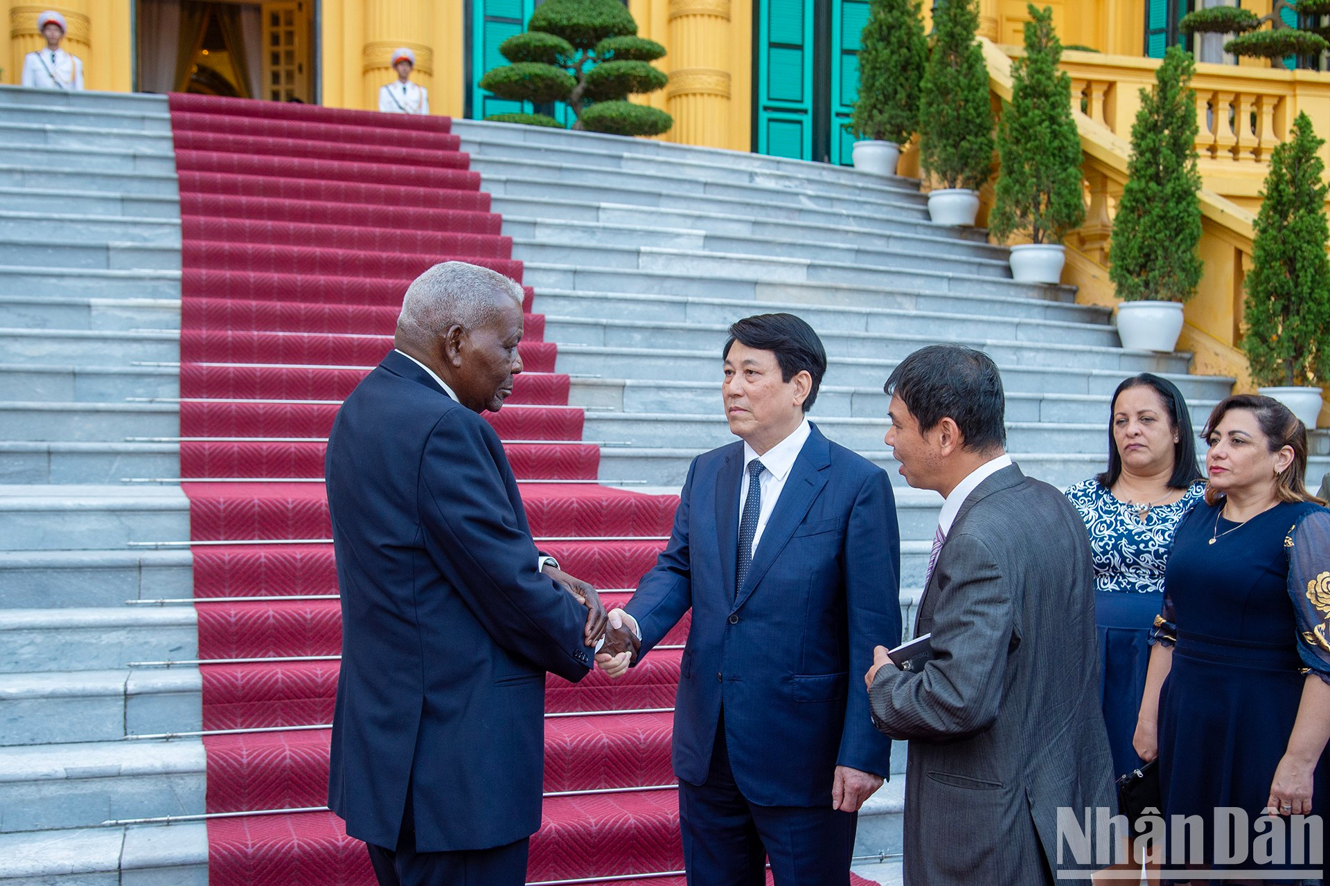 El presidente vietnamita, Luong Cuong, conversa con el titular de la Asamblea Nacional de Cuba, Esteban Lazo Hernández, después de la reunión.