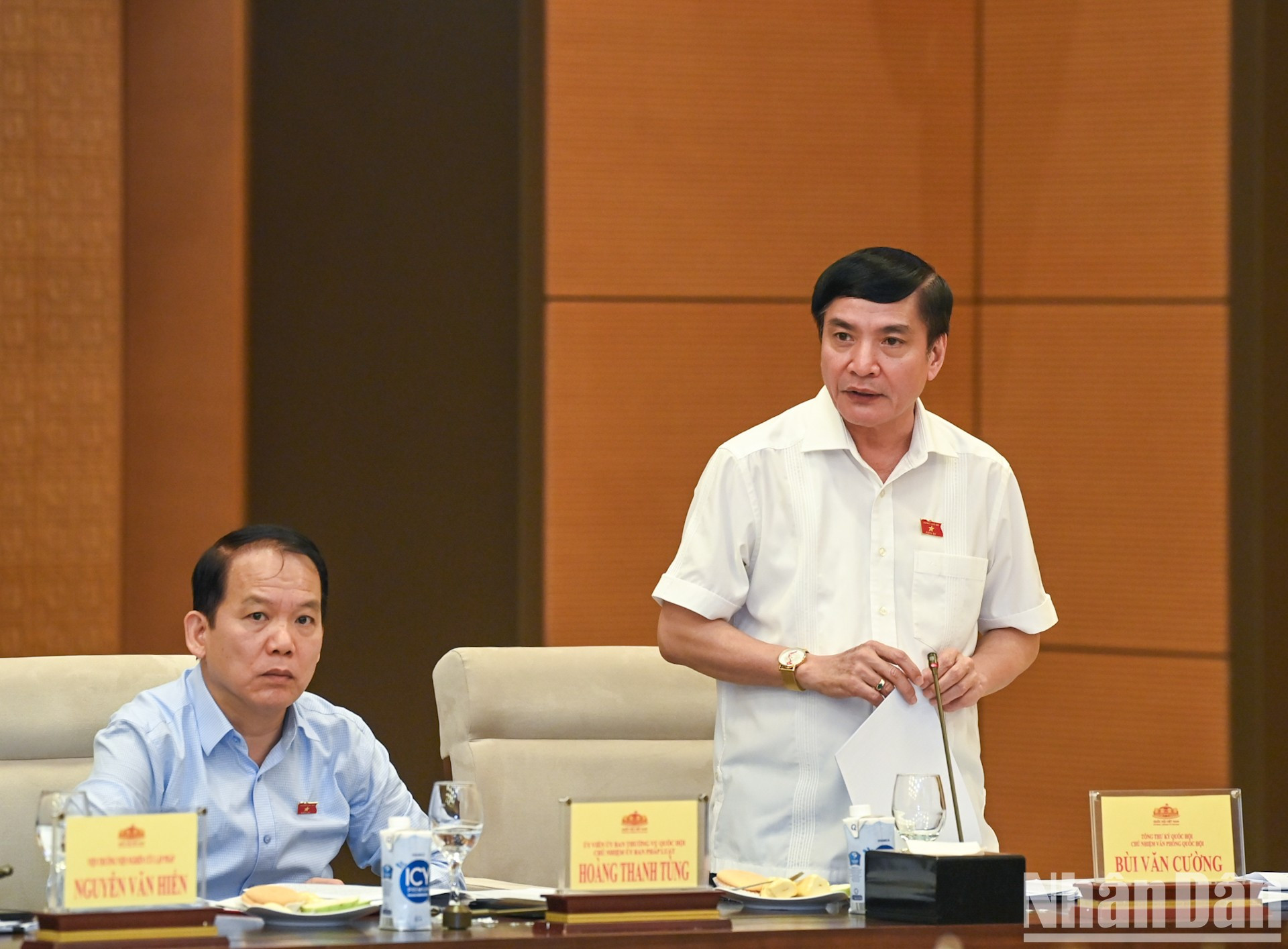 El secretario general y jefe de la Oficina de la Asamblea Nacional, Bui Van Cuong, habla en el evento. El secretario general y jefe de la Oficina de la Asamblea Nacional, Bui Van Cuong, habla en el evento.