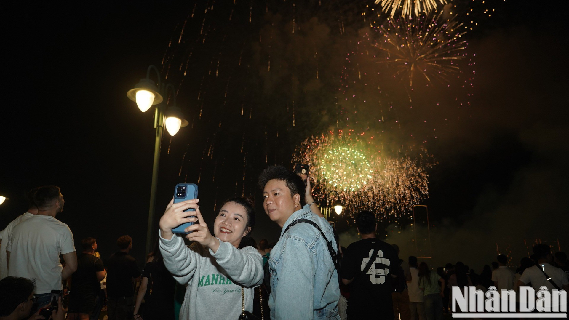 El espectáculo de fuegos artificiales de 15 minutos de duración trae alegría total a los pobladores, ilumina el cielo y difunde una atmósfera alegre con la esperanza de un año nuevo pacífico, próspero y esperanzador. El espectáculo de fuegos artificiales de 15 minutos de duración trae alegría total a los pobladores, ilumina el cielo y difunde una atmósfera alegre con la esperanza de un año nuevo pacífico, próspero y esperanzador.