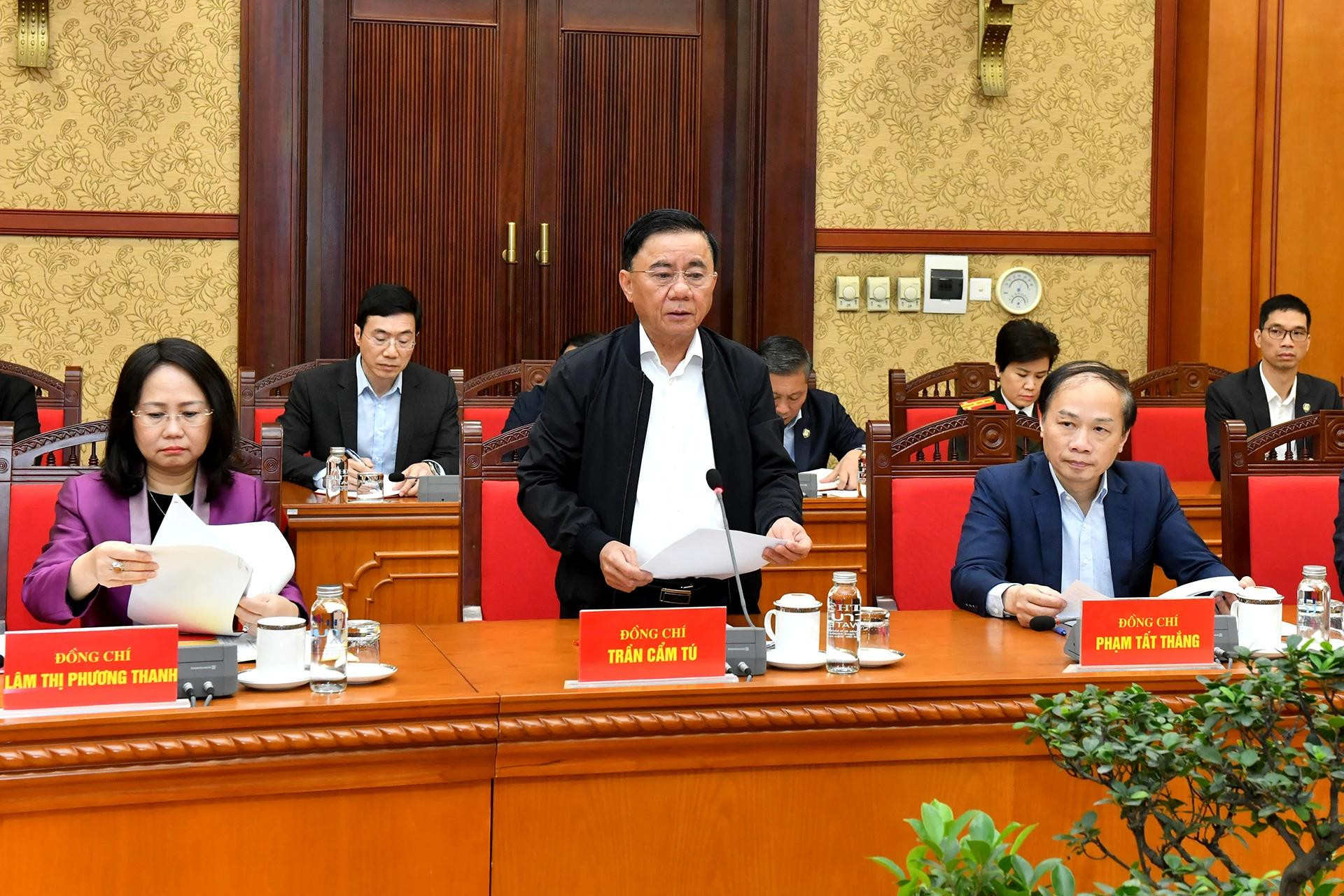 El miembro del Buró Político y ejecutivo del Secretariado del PCV, Tran Cam Tu, pronuncia un discurso. El miembro del Buró Político y ejecutivo del Secretariado del PCV, Tran Cam Tu, pronuncia un discurso.