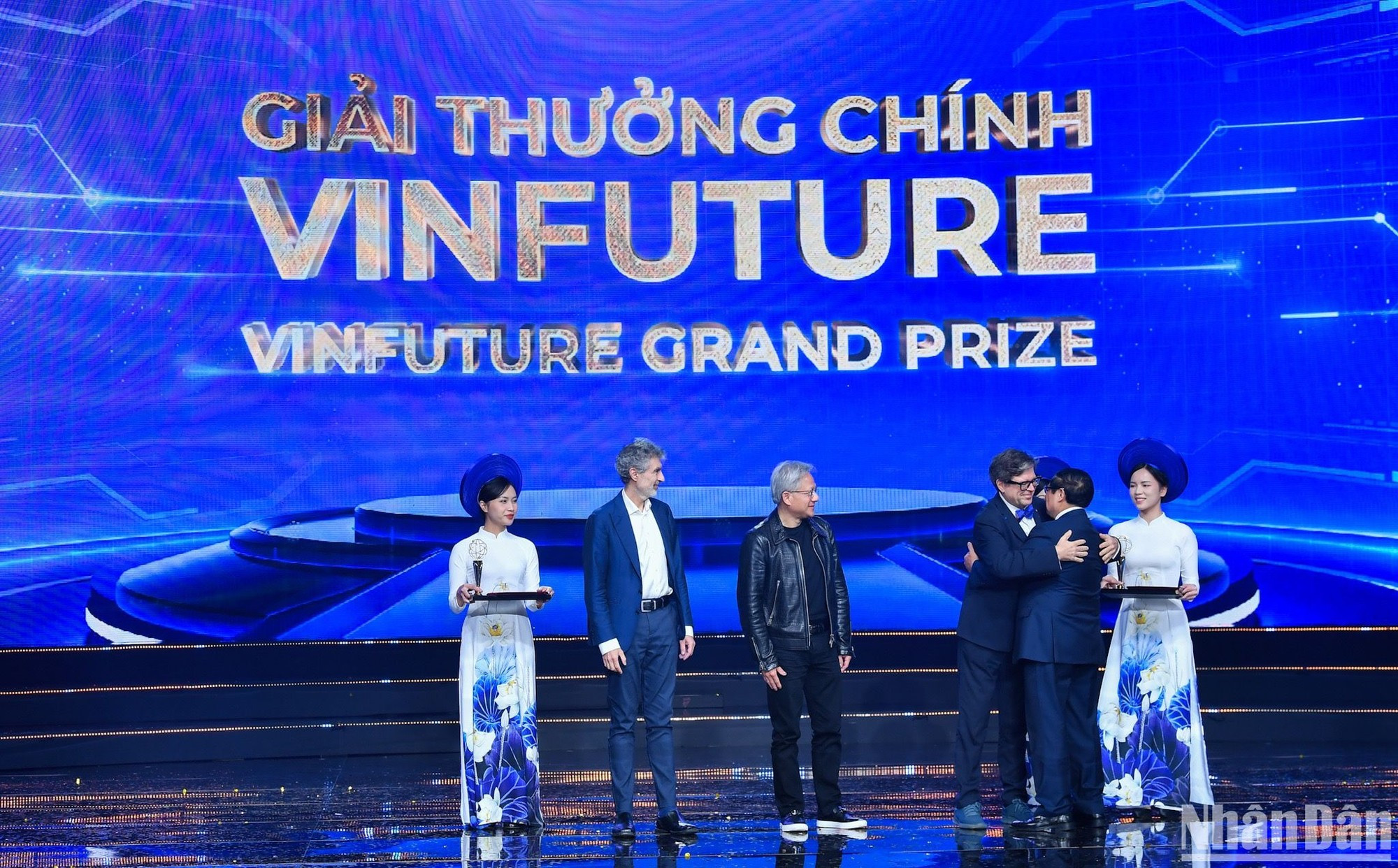 El premio principal de VinFuture 2024 honra a cinco científicos por sus contribuciones innovadoras al avance del aprendizaje profundo. Ellos fueron los profesores Yoshua Bengio, Geoffrey E. Hinton, Jen-Hsun Huang, Yann Lecun y Fei-Fei Li.