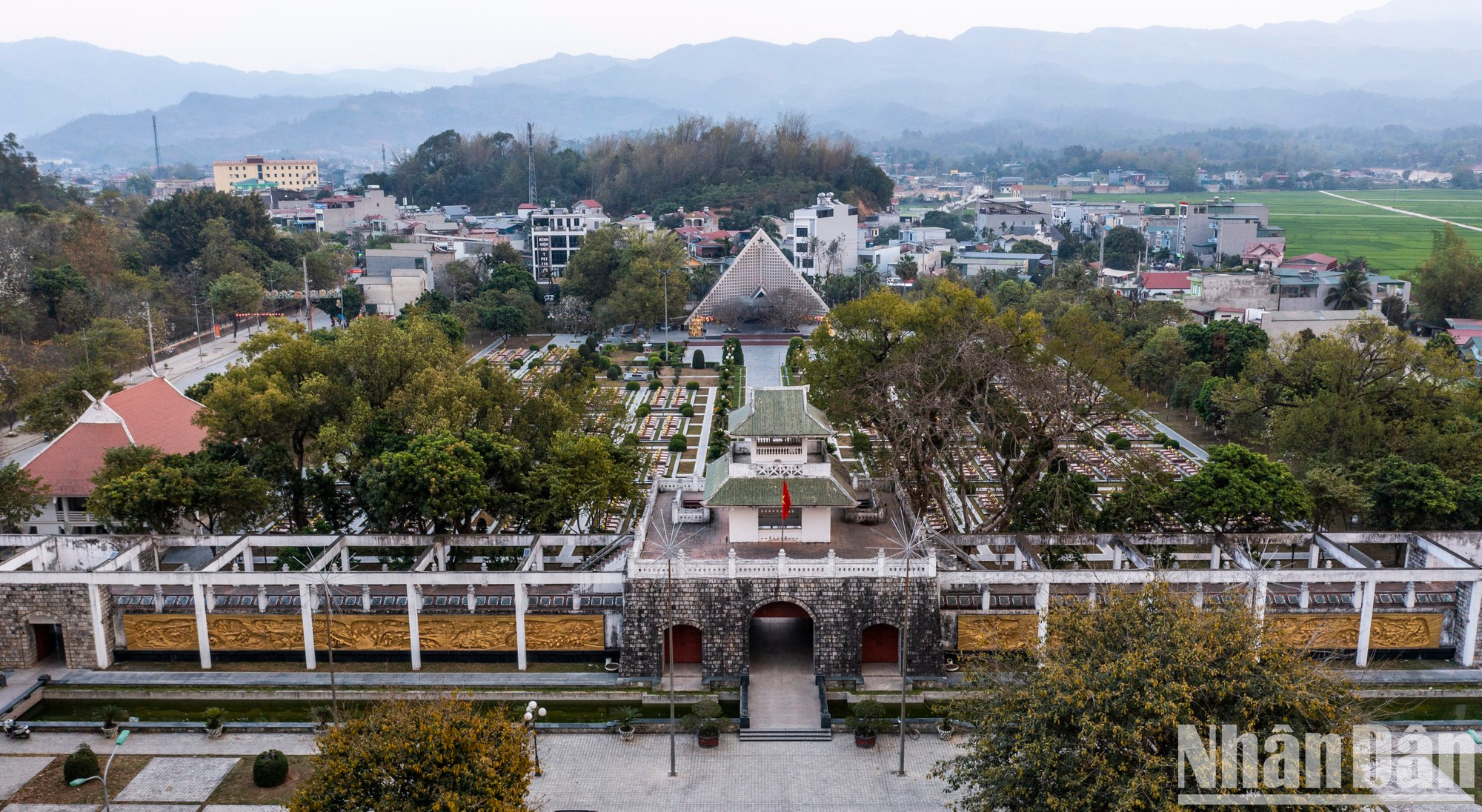 El cementerio de los Mártires A1, construido en 1958, consta de 644 tumbas de soldados que cayeron en la campaña de Dien Bien Phu. El cementerio de los Mártires A1, construido en 1958, consta de 644 tumbas de soldados que cayeron en la campaña de Dien Bien Phu.