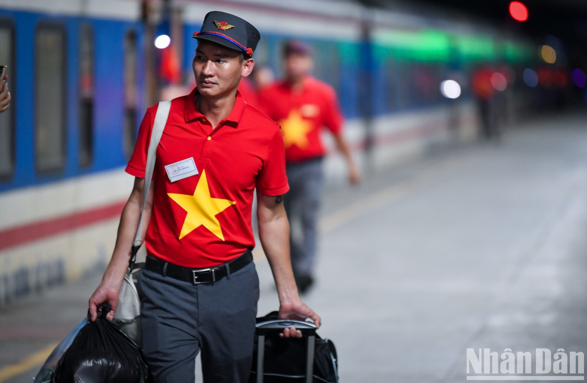 Todos los azafatos llevan uniformes con la bandera nacional.