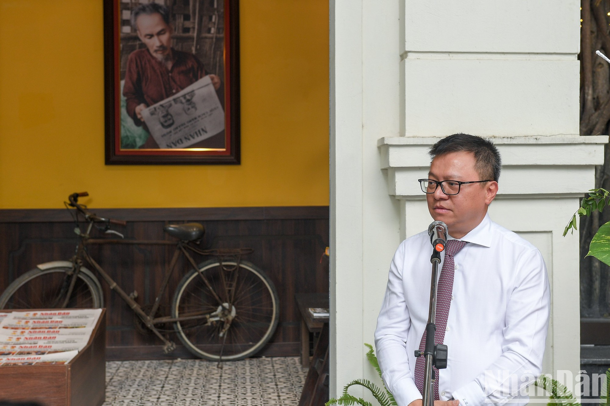 Le Quoc Minh, presidente-editor de Nhan Dan, subjefe de la Comisión de Comunicación y Educación del Comité Central del Partido y titular de la Asociación de Periodistas de Vietnam, pronuncia un discurso de apertura.