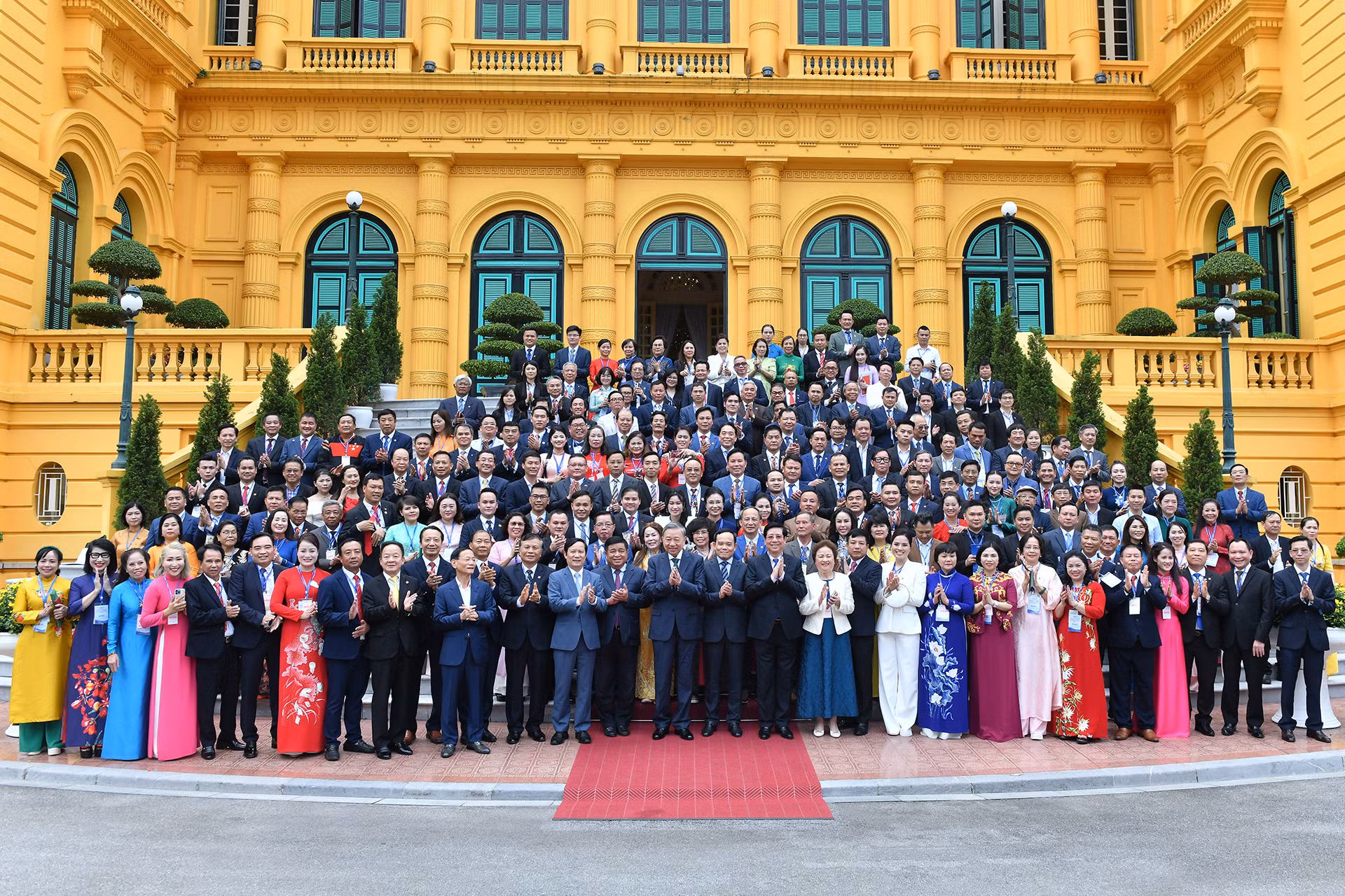 [Foto] Máximo dirigente vietnamita se reúne con destacados empresarios