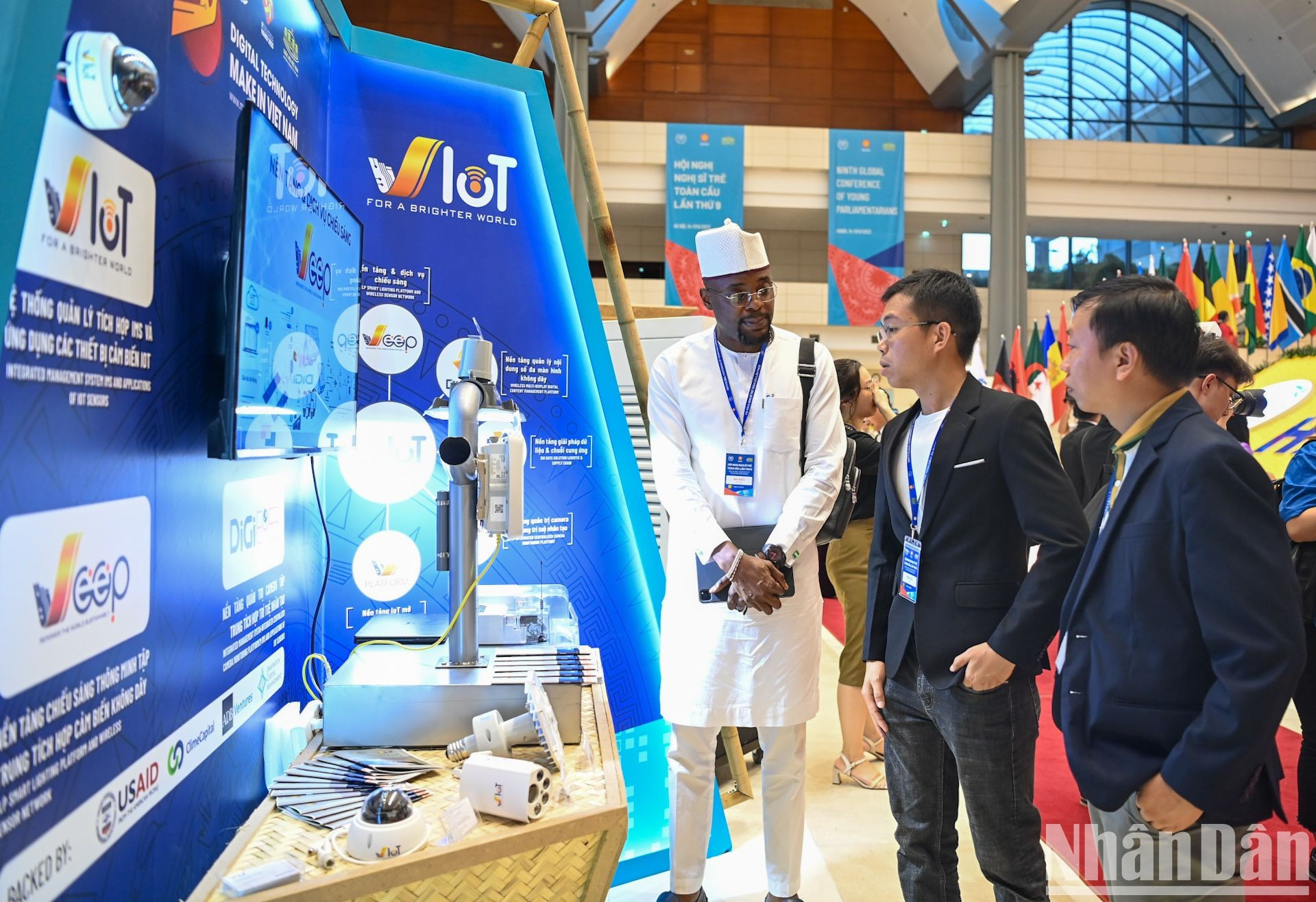 Los participantes intercambian información sobre los productos exhibidos en la muestra. Los participantes intercambian información sobre los productos exhibidos en la muestra.