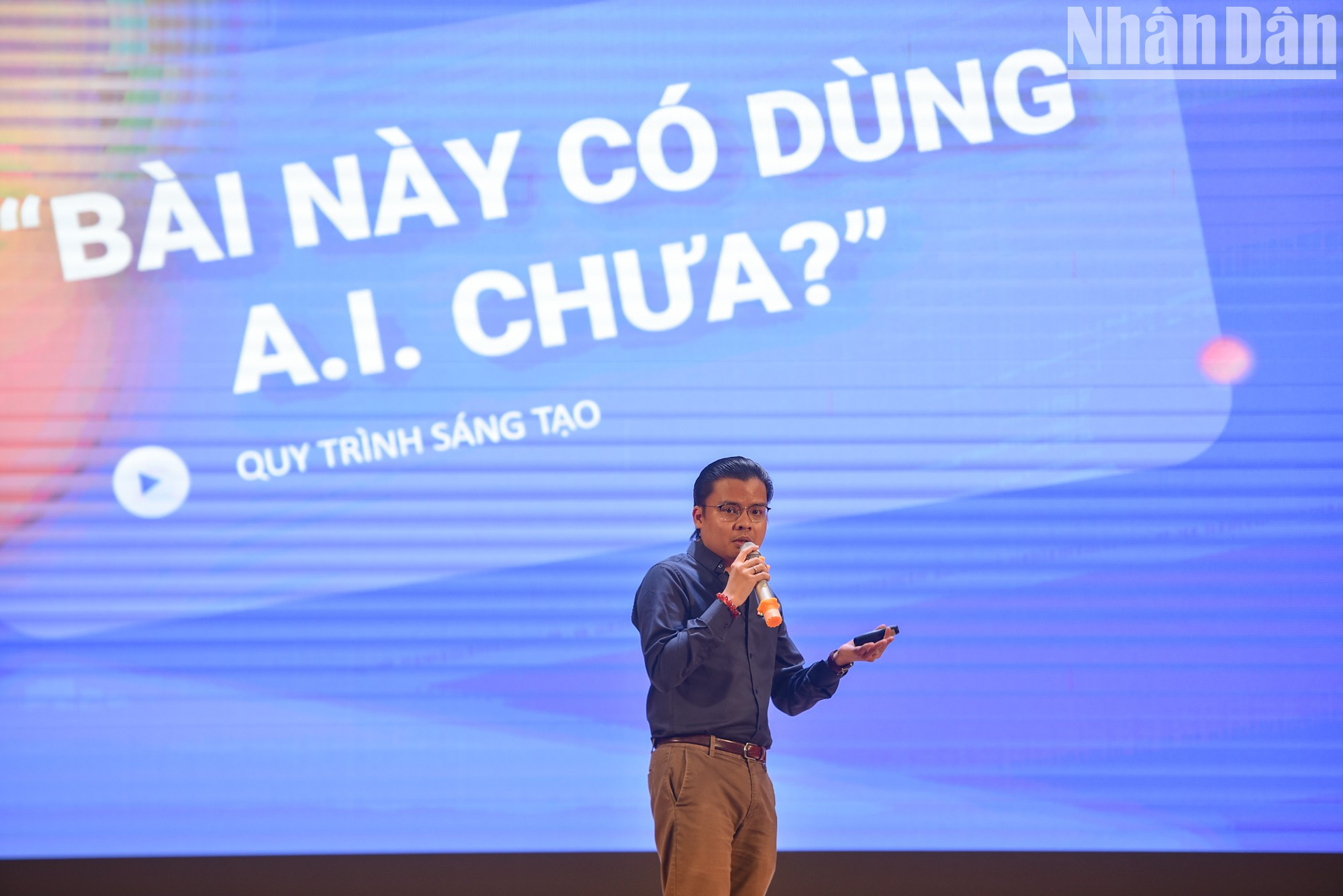 El periodista Ngo Tran Thinh habló del enfoque de HTV sobre la tecnología de inteligencia artificial. El periodista Ngo Tran Thinh habló del enfoque de HTV sobre la tecnología de inteligencia artificial.