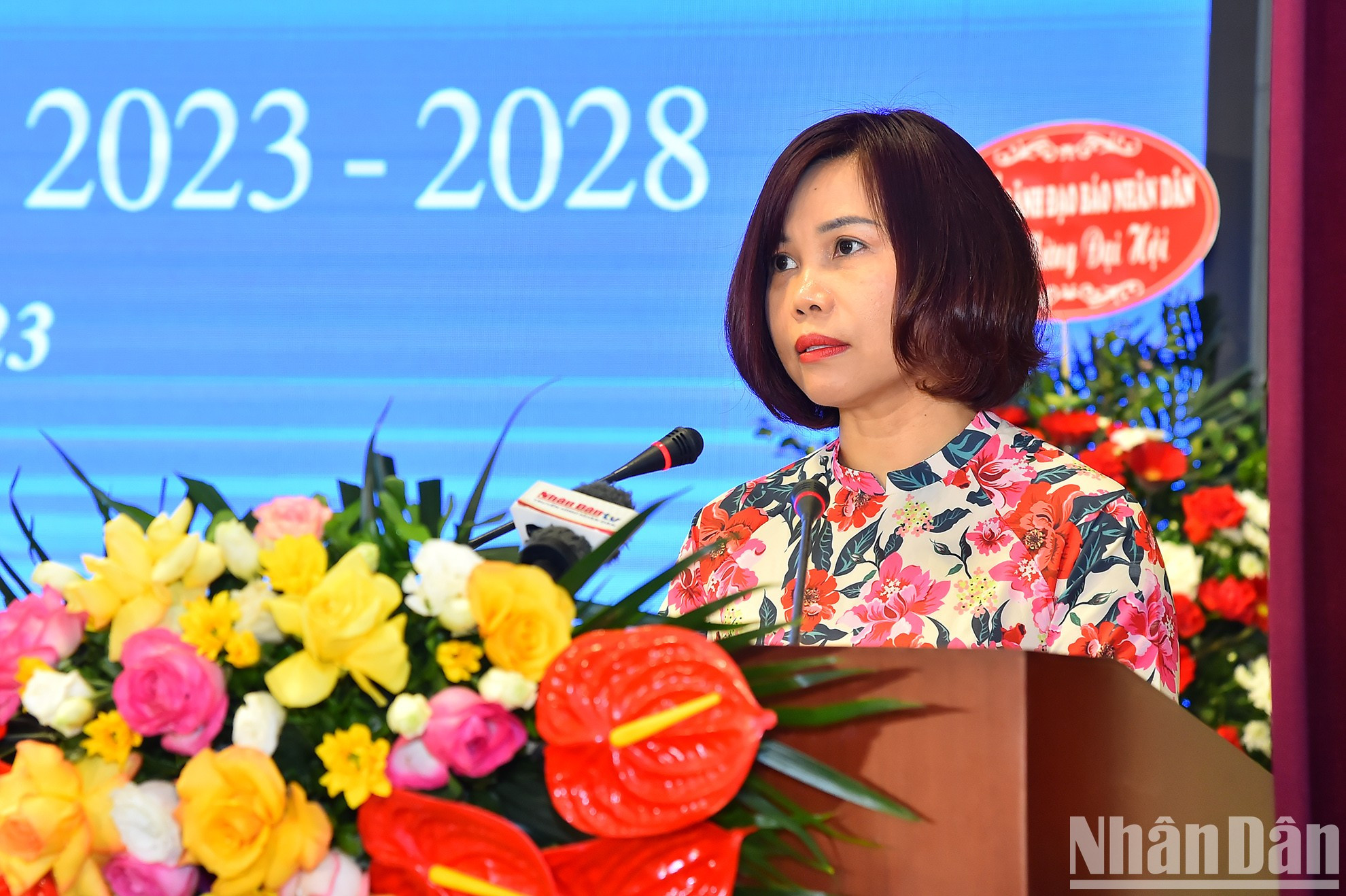 Tran Thi Kieu Thanh Binh, representante del Comité Ejecutivo del Sindicato del Periódico, para el mandato 2023-2028, pronuncia un discurso.
