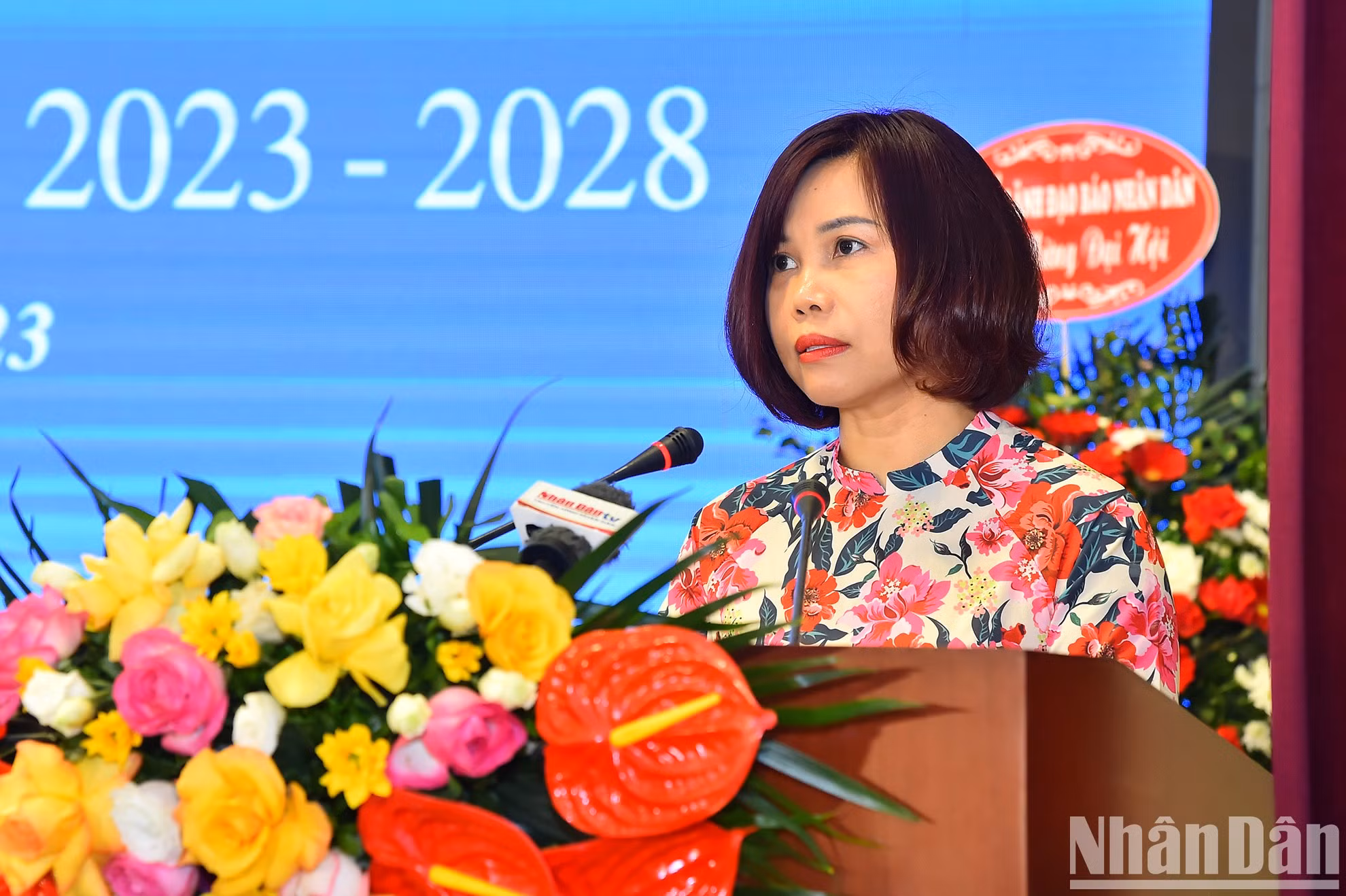 Tran Thi Kieu Thanh Binh, representante del Comité Ejecutivo del Sindicato del Periódico, para el mandato 2023-2028, pronuncia un discurso.