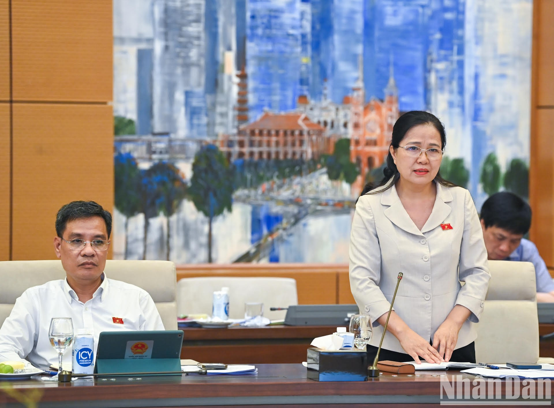 La subjefa del Comité de asuntos sociales, Do Thi Lan, expresa su opinión. La subjefa del Comité de asuntos sociales, Do Thi Lan, expresa su opinión.