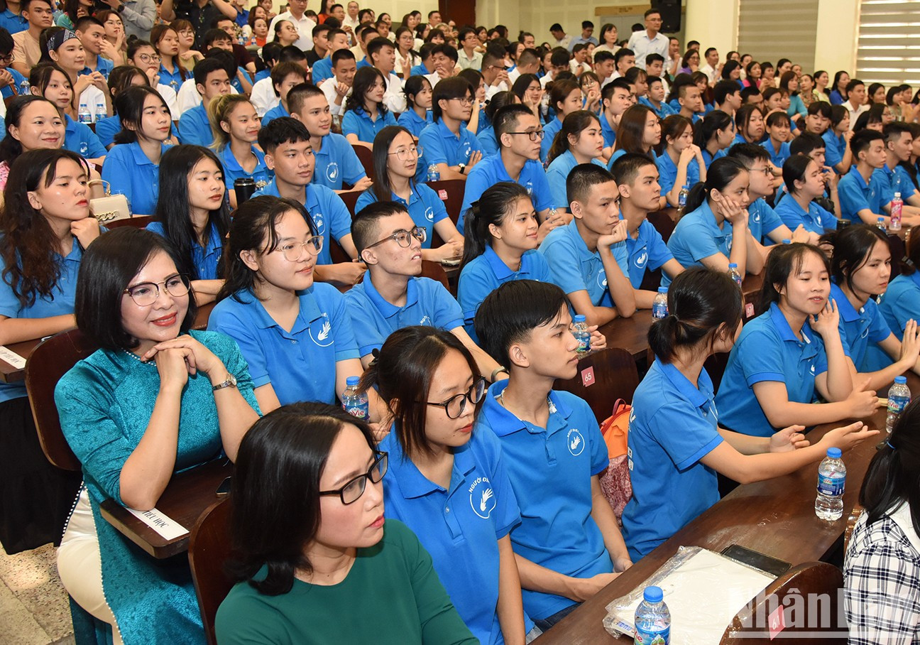 Profesores y alumnos asistentes al encuentro. Profesores y alumnos asistentes al encuentro.