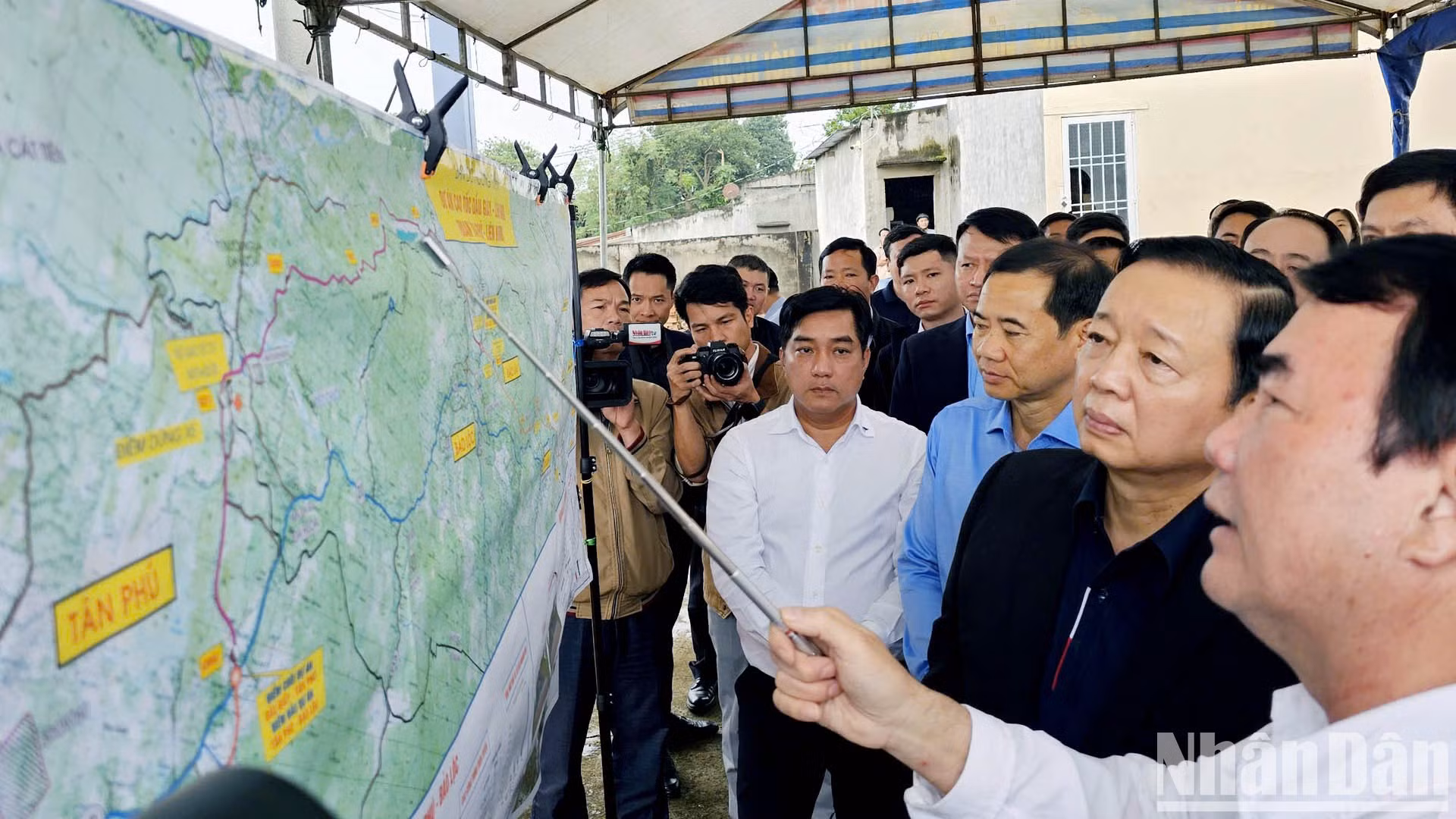 El vicepresidente del Comité Popular de Lam Dong, Pham S, informa sobre los avances del proyecto de construcción de la autopista Tan Phu (Dong Nai) - Bao Loc (Lam Dong).