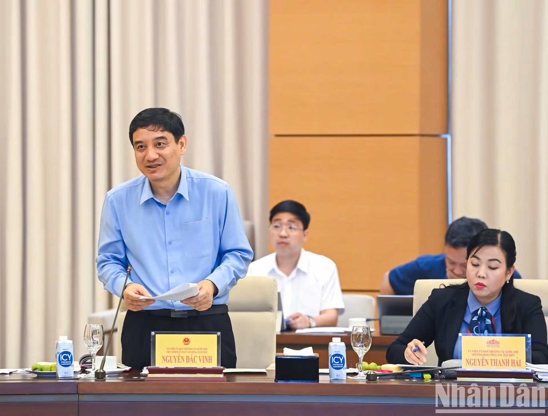 El jefe del Comisión de cultura y educación, Nguyen Dac Vinh, presenta un informe.