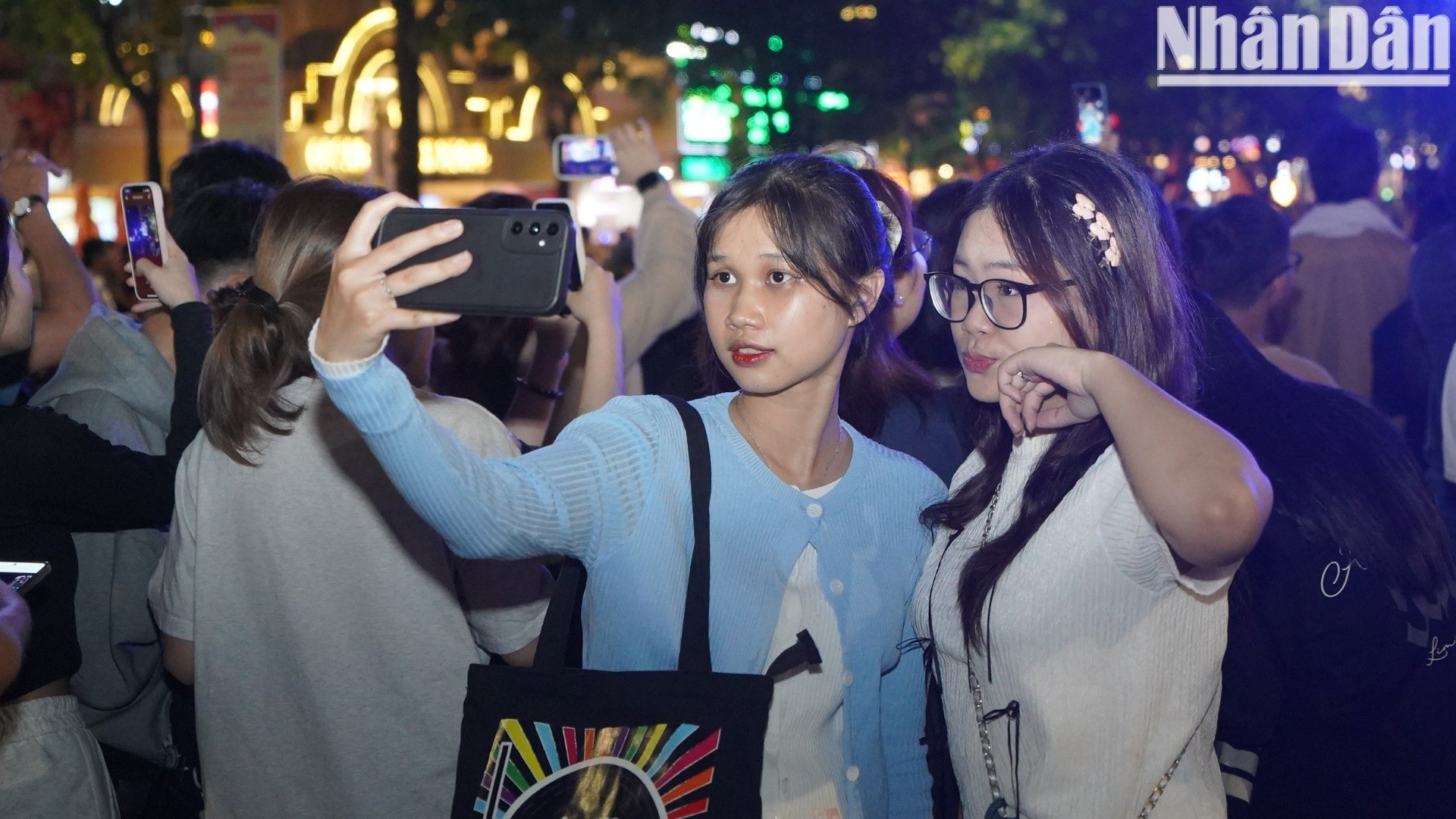 Los jóvenes se hacen fotos para capturar el momento anterior a la medianoche. Los jóvenes se hacen fotos para capturar el momento anterior a la medianoche.