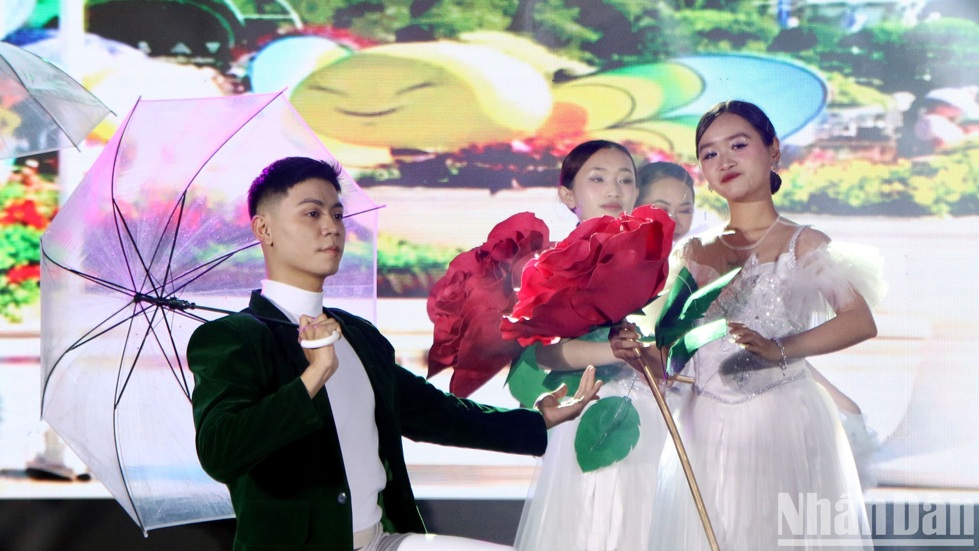 Actuación de artistas del Centro Cultural de la ciudad de Da Lat.