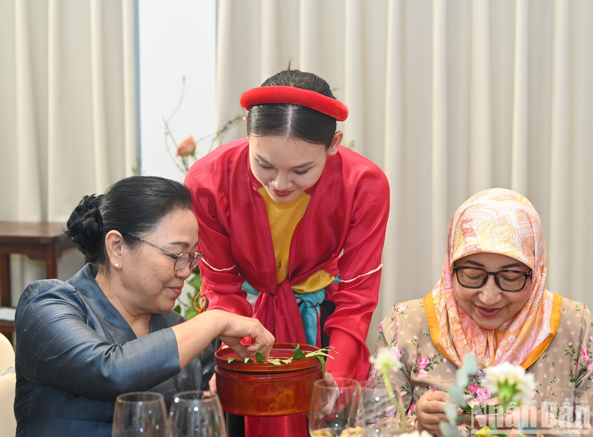Los delegados disfrutan del Trau tiem canh phuong (quid de betel en forma de alas de fénix).
