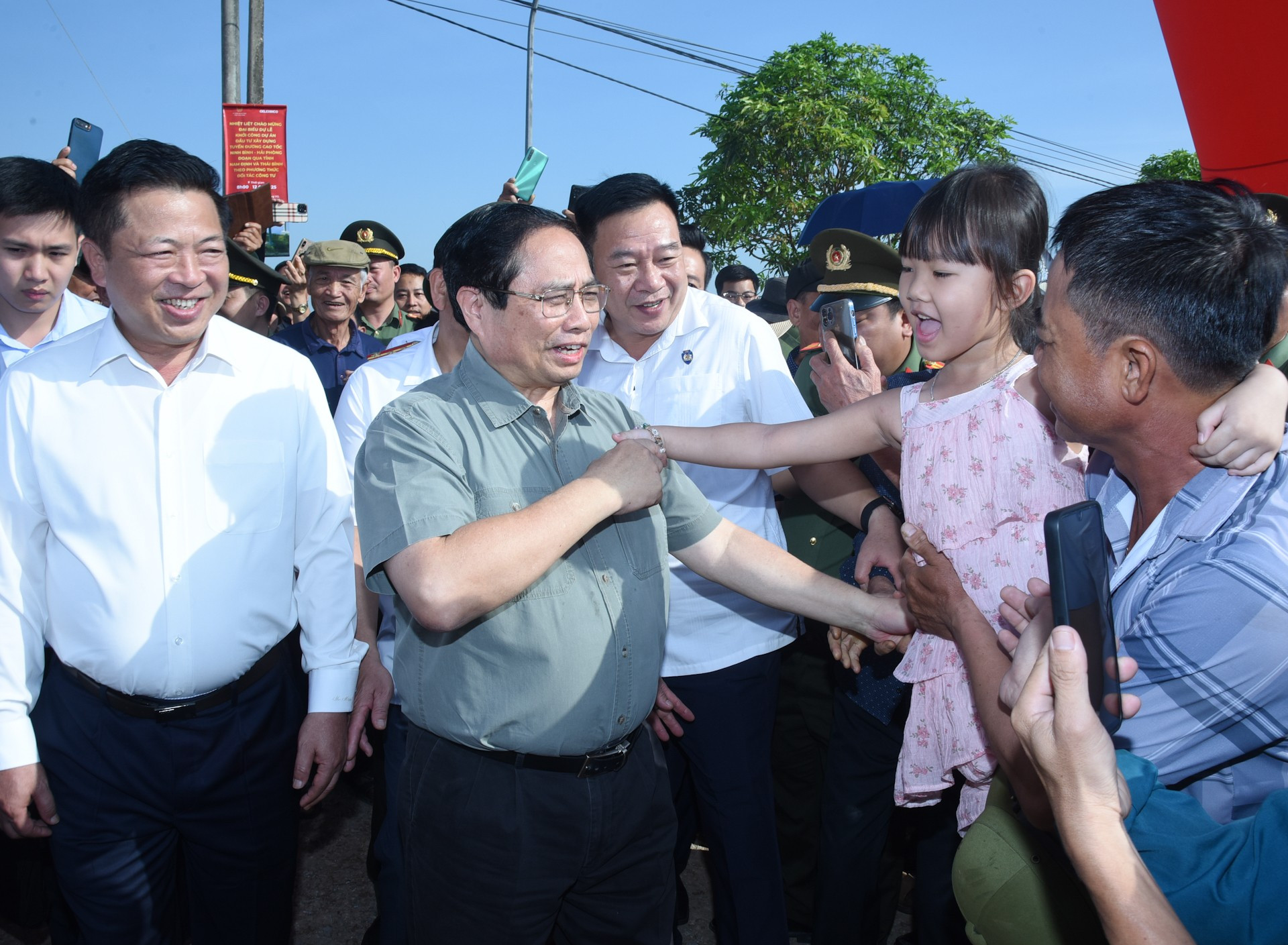 El premier vietnamita, Pham Minh Chinh, y los habitantes locales donde pasa el proyecto. El premier vietnamita, Pham Minh Chinh, y los habitantes locales donde pasa el proyecto.