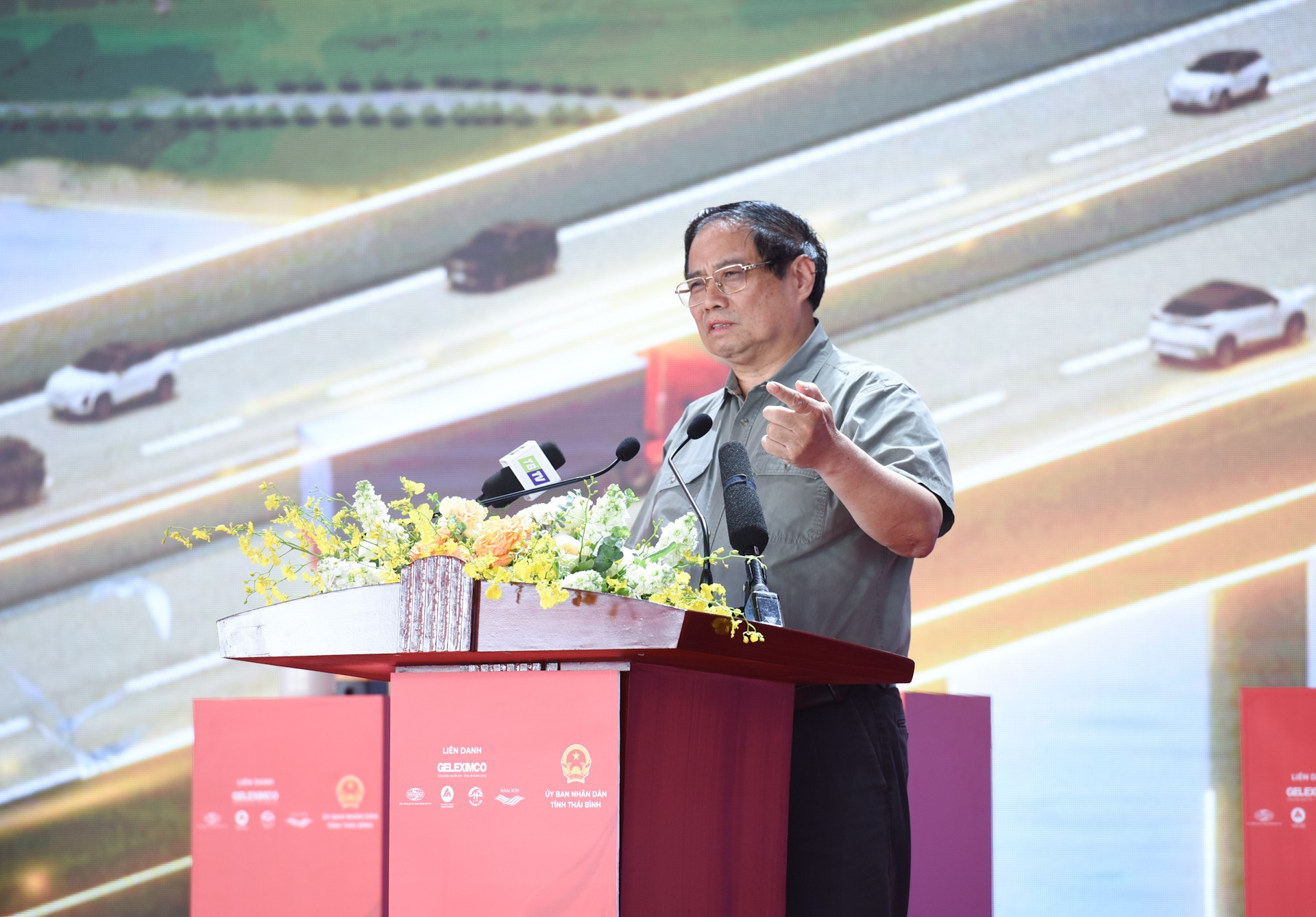 El primer ministro vietnamita, Pham Minh Chinh, destaca que estos son los proyectos importantes, muy significativos para la provincia de Thai Binh y la región. El primer ministro vietnamita, Pham Minh Chinh, destaca que estos son los proyectos importantes, muy significativos para la provincia de Thai Binh y la región.