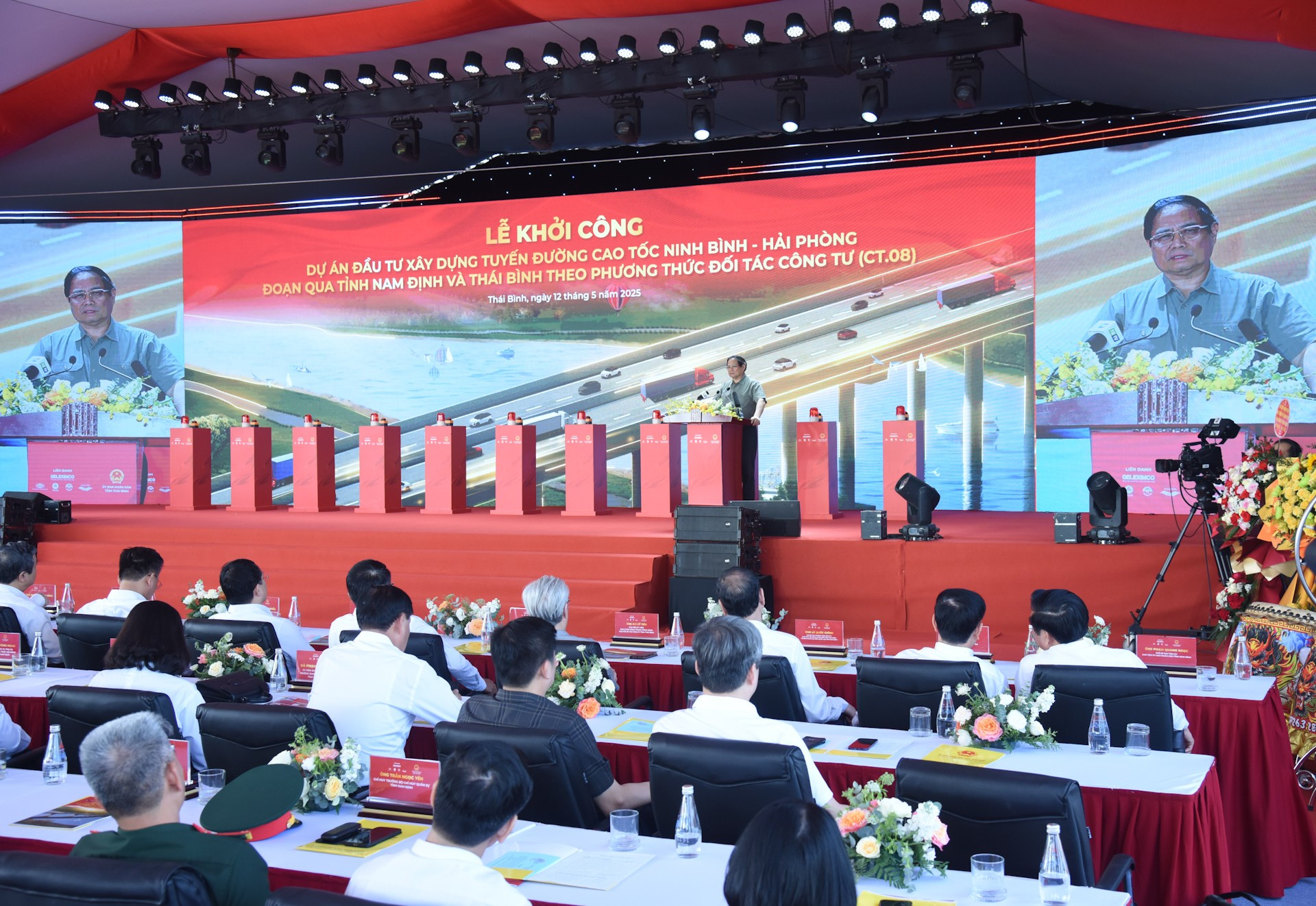 El primer ministro vietnamita, Pham Minh Chinh, pronuncia un discurso en el acto. El primer ministro vietnamita, Pham Minh Chinh, pronuncia un discurso en el acto.