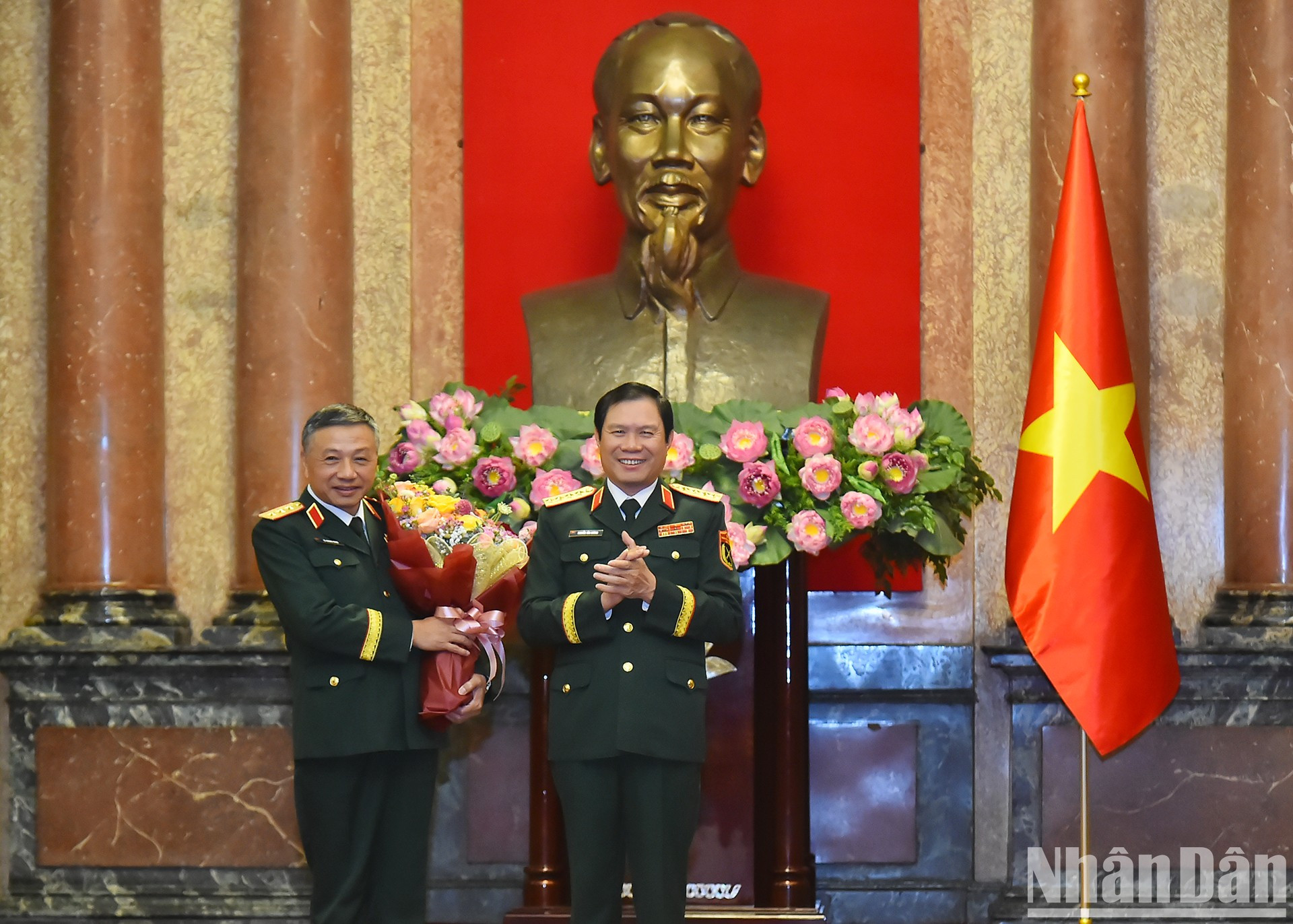 El general Nguyen Tan Cuong, jefe del Estado Mayor General del Ejército Popular de Vietnam, felicita al teniente general Le Quang Minh.