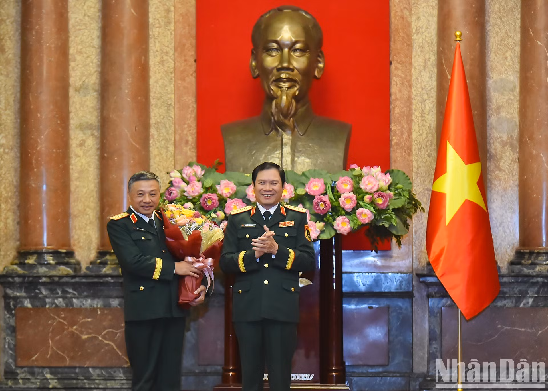 El general Nguyen Tan Cuong, jefe del Estado Mayor General del Ejército Popular de Vietnam, felicita al teniente general Le Quang Minh.