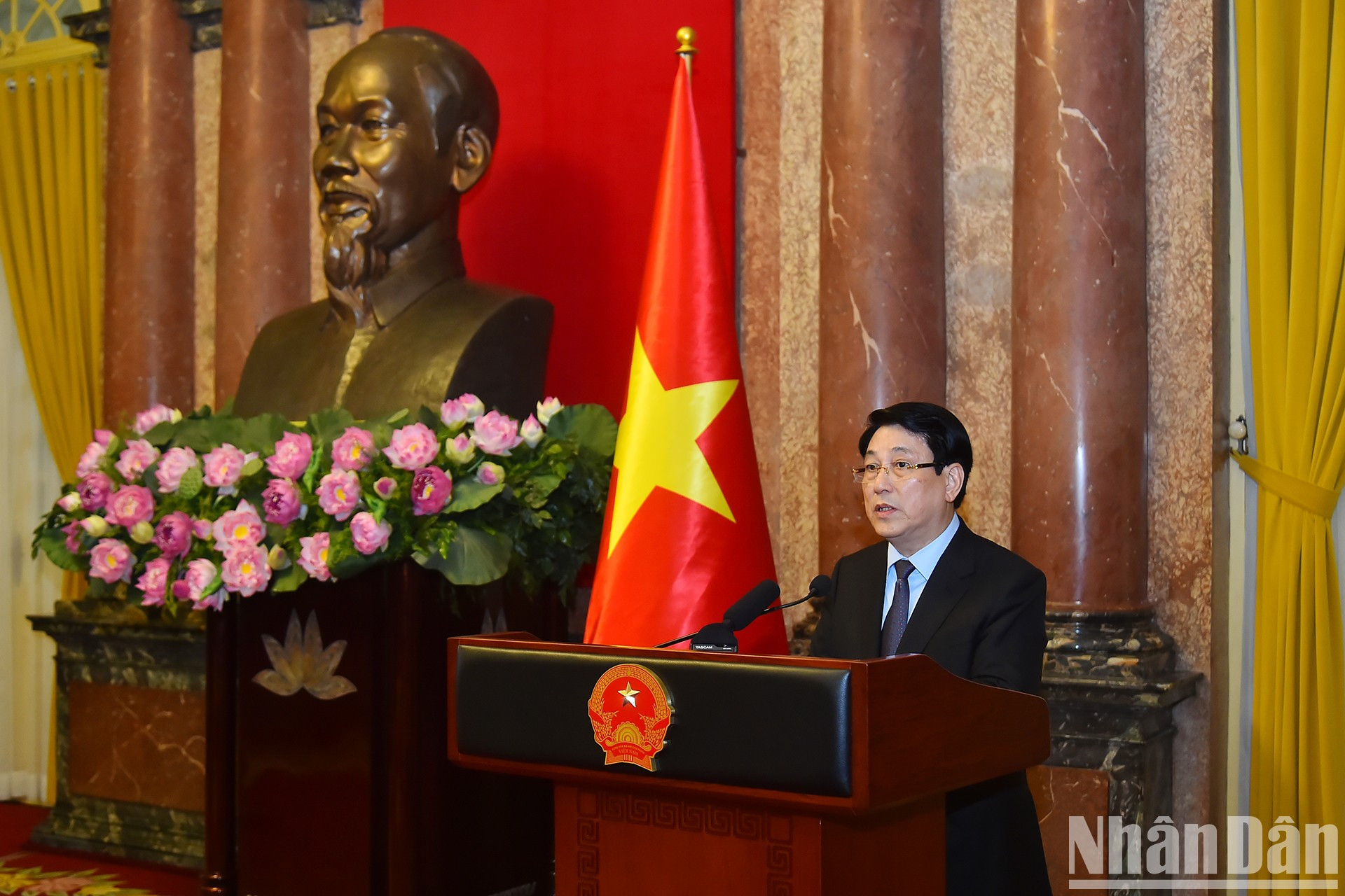El presidente vietnamita, Luong Cuong, pronuncia un discurso en el acto.