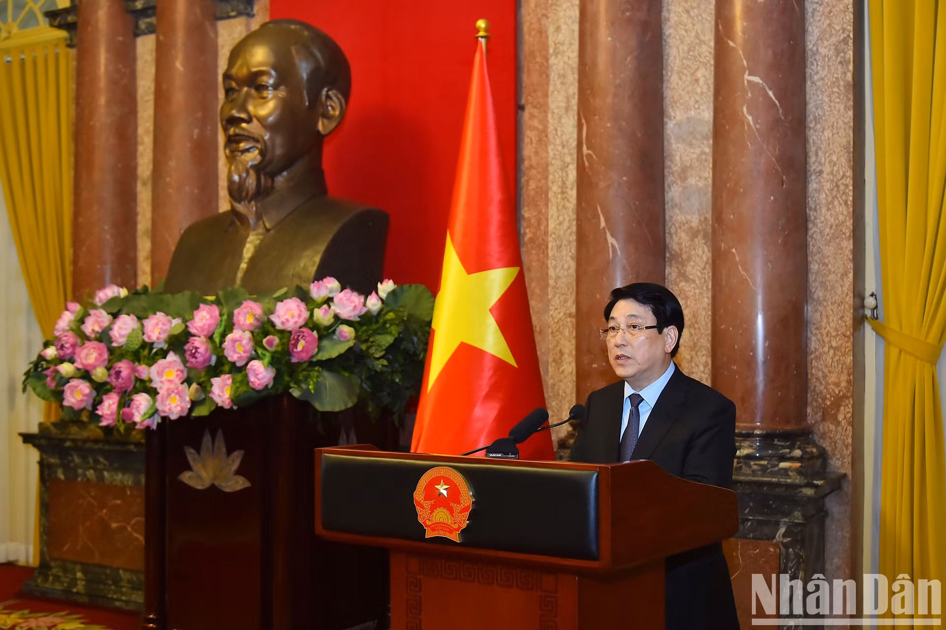 El presidente vietnamita, Luong Cuong, pronuncia un discurso en el acto.