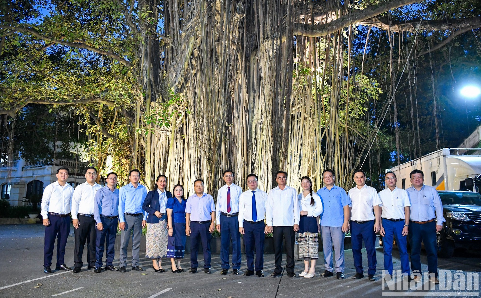 Los líderes de los periódicos Nhan Dan y Pasaxon se toman una foto de recuerdo. Los líderes de los periódicos Nhan Dan y Pasaxon se toman una foto de recuerdo.