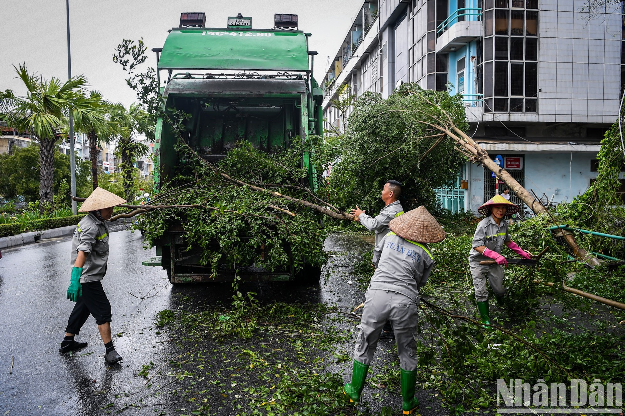 Trabajadores de saneamiento ambiental limpian con urgencia las calles. Trabajadores de saneamiento ambiental limpian con urgencia las calles.