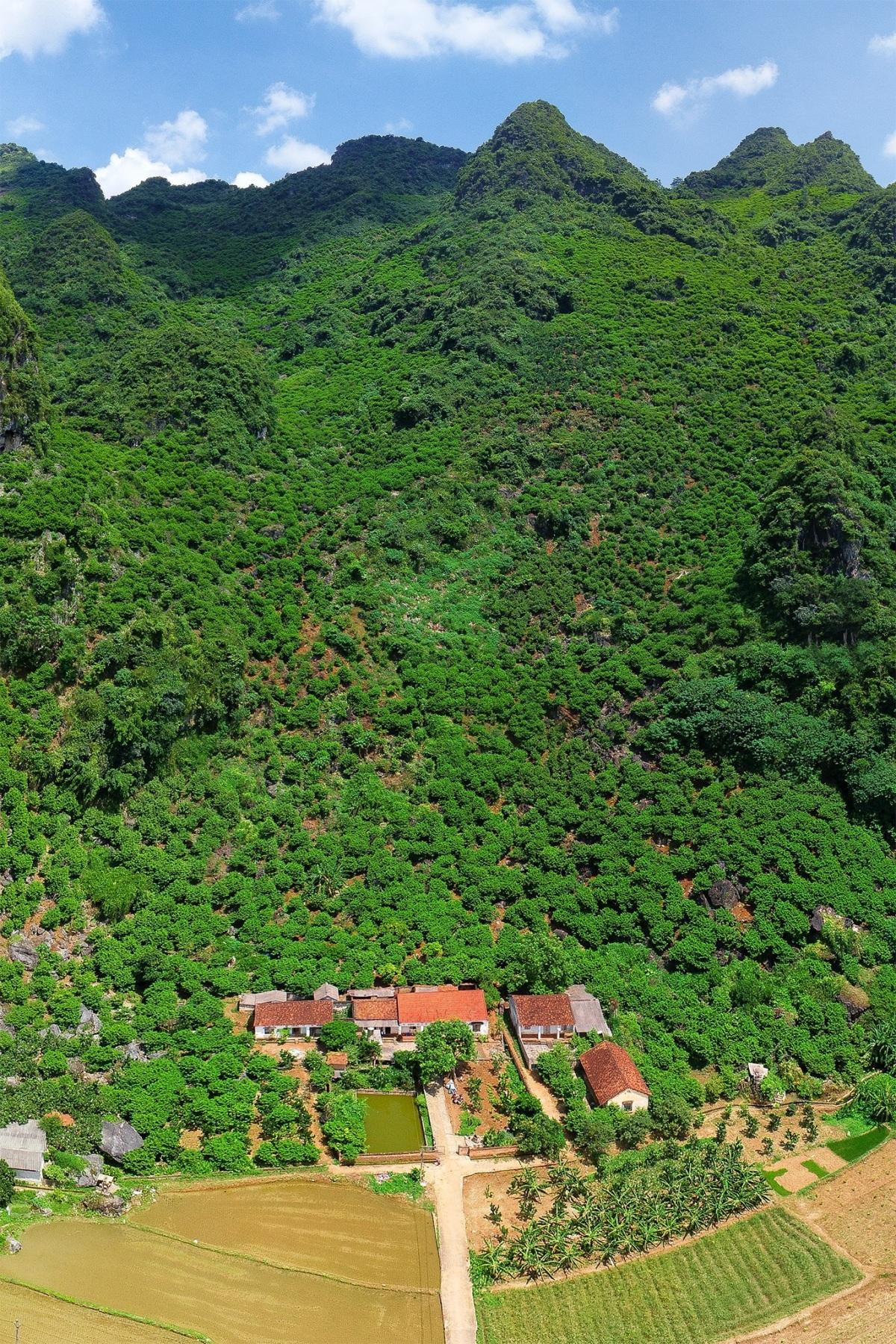 Al mencionar los sitios históricos de Lang Son, es imposible olvidar el vestigio de Chi Lang. Es un valle estrecho de unos 20 kilómetros cuadrados que limita al este con la montaña de Bao Dai-Thai Hoa y al oeste con la rocosa de Cai Kinh. Esa tierra es una de las cunas de la cultura de Lang Son.
