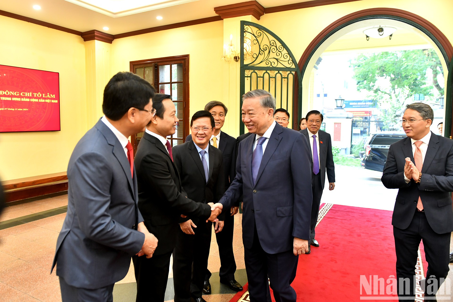 El secretario general del PCV, To Lam, y representantes del Comité del Partido del Ministerio de Justicia.