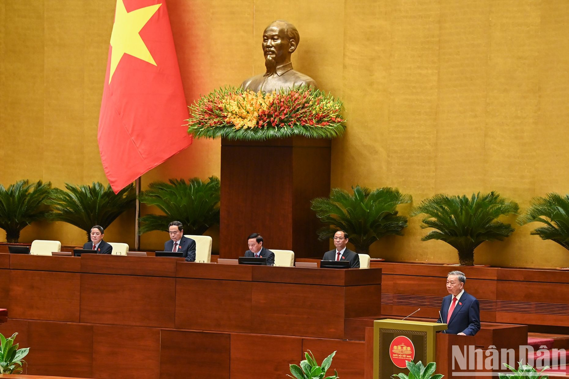 En su discurso de toma de posesión, To Lam subrayó que era un gran honor y una gran responsabilidad, además de una oportunidad, trabajar con el Comité Central, el Buró Político y el Secretariado para seguir el camino elegido por el Partido, el Tío Ho y el pueblo.