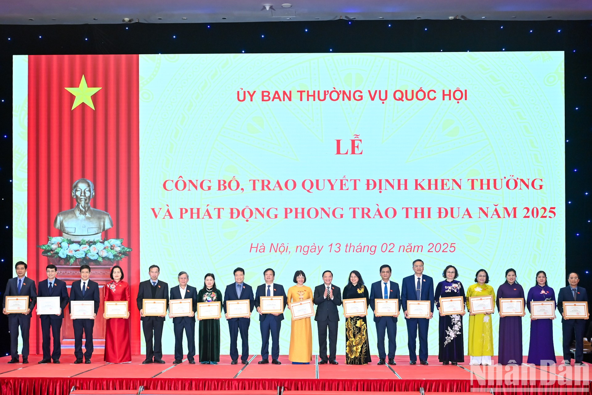 El vicepresidente de la Asamblea Nacional vietnamita, Nguyen Khac Dinh, entrega certificados de mérito a individuos destacados. El vicepresidente de la Asamblea Nacional vietnamita, Nguyen Khac Dinh, entrega certificados de mérito a individuos destacados.