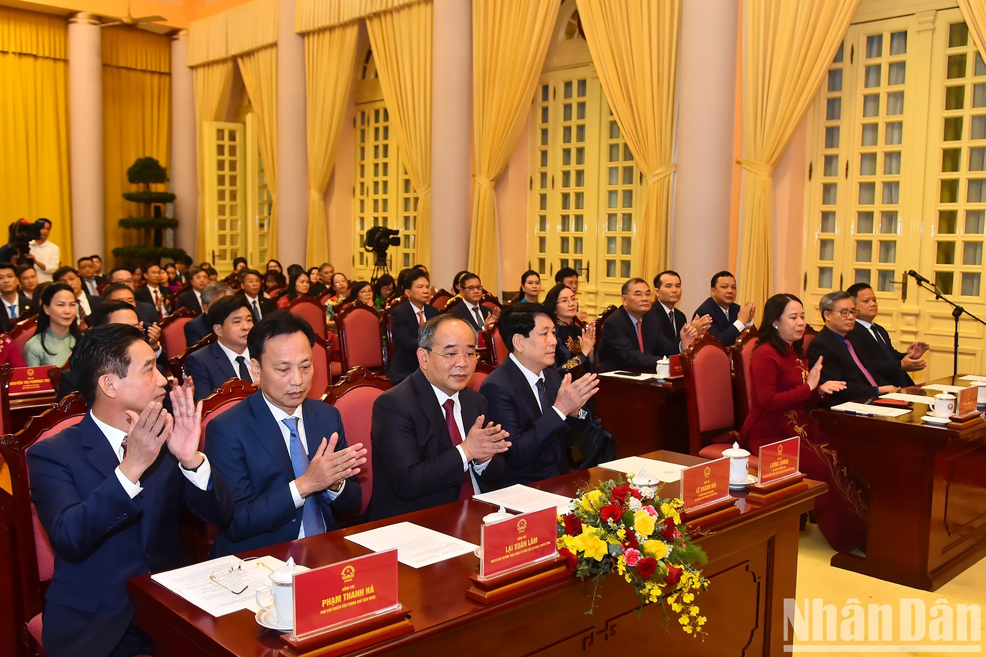 El presidente vietnamita, Luong Cuong, y los delegados.