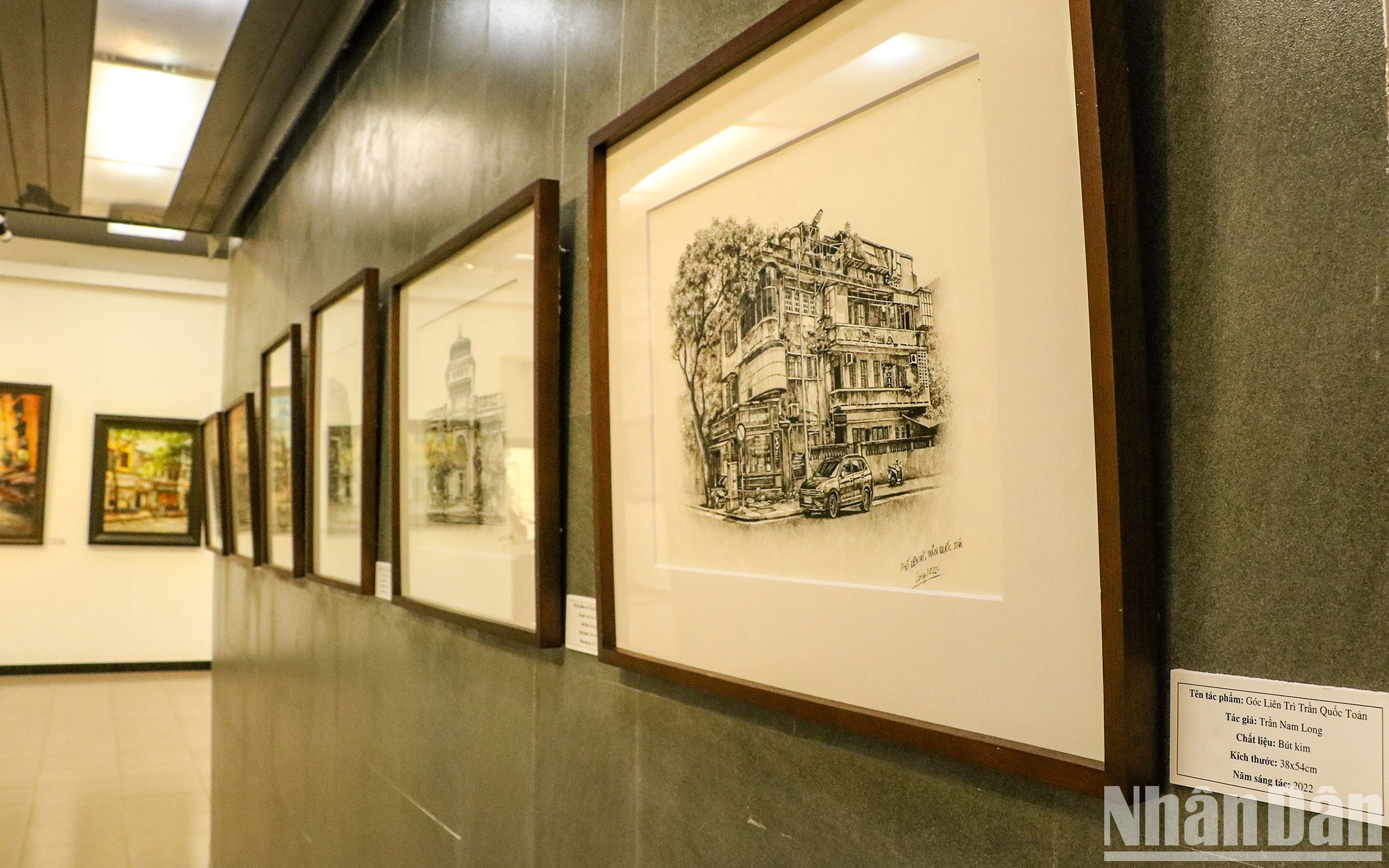 La muestra consta de más de 50 pinturas al óleo y bocetos a pluma y tinta sobre las pequeñas calles de la capital vietnamita. La muestra consta de más de 50 pinturas al óleo y bocetos a pluma y tinta sobre las pequeñas calles de la capital vietnamita.