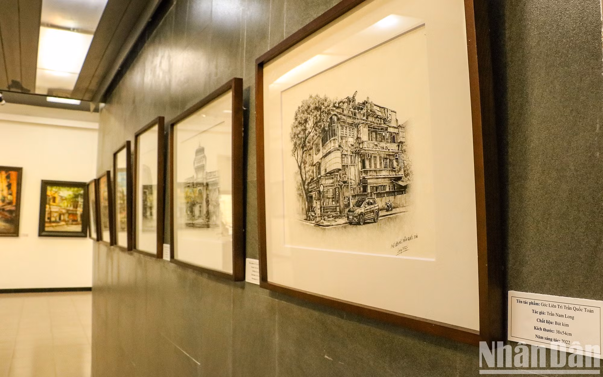 La muestra consta de más de 50 pinturas al óleo y bocetos a pluma y tinta sobre las pequeñas calles de la capital vietnamita.