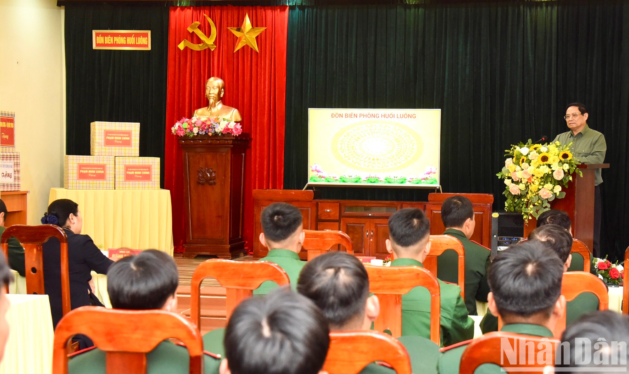 El jefe de Gobierno vietnamita asigna tareas a oficiales y soldados de la estación de guardia fronteriza. El jefe de Gobierno vietnamita asigna tareas a oficiales y soldados de la estación de guardia fronteriza.