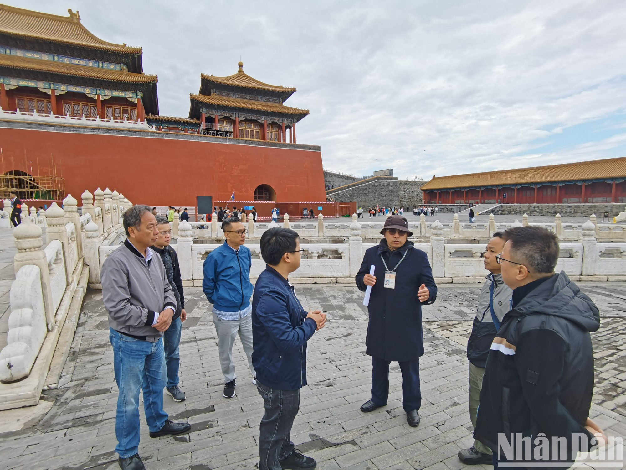 Durante la visita, la delegación de Nhan Dan inspecciona varias entidades económicas y culturales en la ciudad de Pekín y la región autónoma del Tíbet.