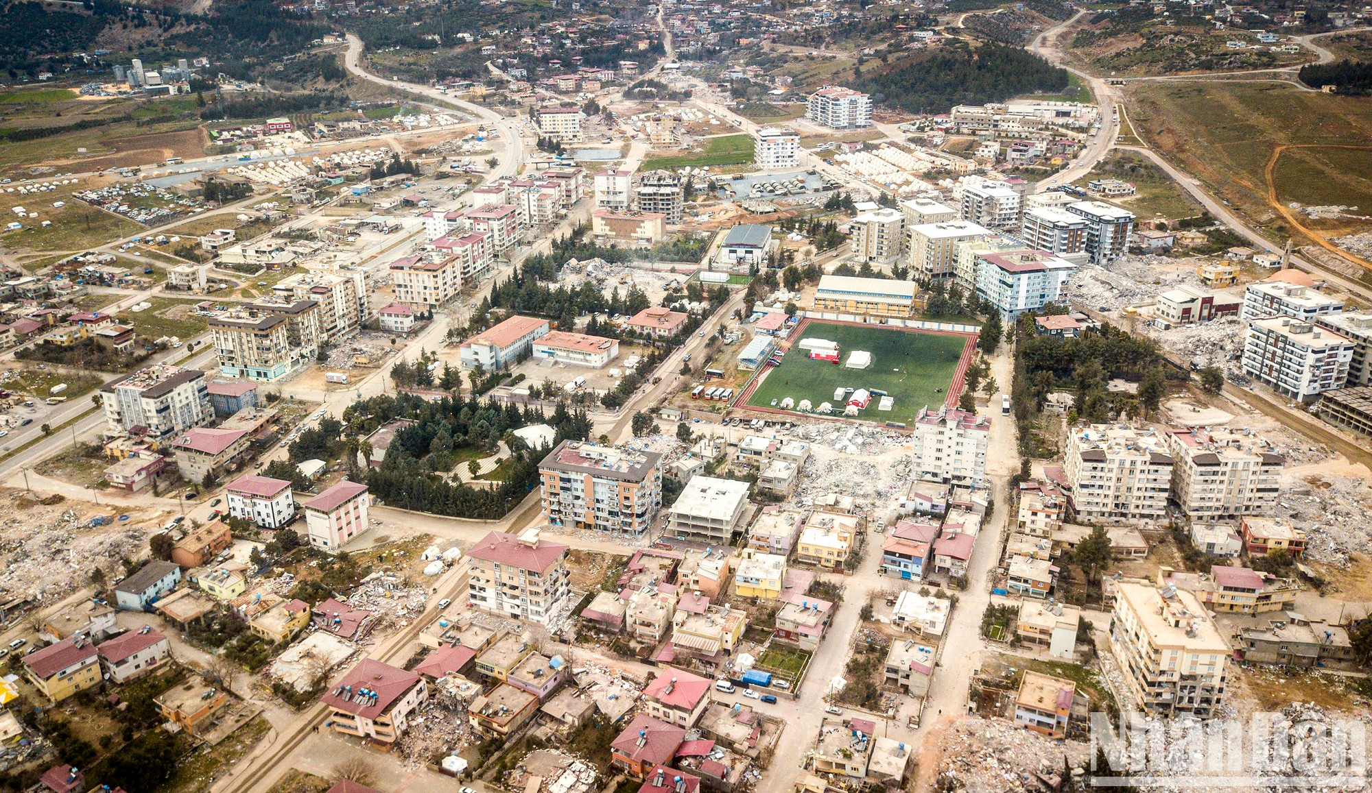 Un panorama de la ciudad de Nurdagi, en la provincia de Gaziantep, después del fatídico sismo del 6 de febrero. Muchas áreas fueron arruinadas por completo. La mayoría de los edificios y estructuras colapsaron a causa del gran movimiento telúrico. Un panorama de la ciudad de Nurdagi, en la provincia de Gaziantep, después del fatídico sismo del 6 de febrero. Muchas áreas fueron arruinadas por completo. La mayoría de los edificios y estructuras colapsaron a causa del gran movimiento telúrico.