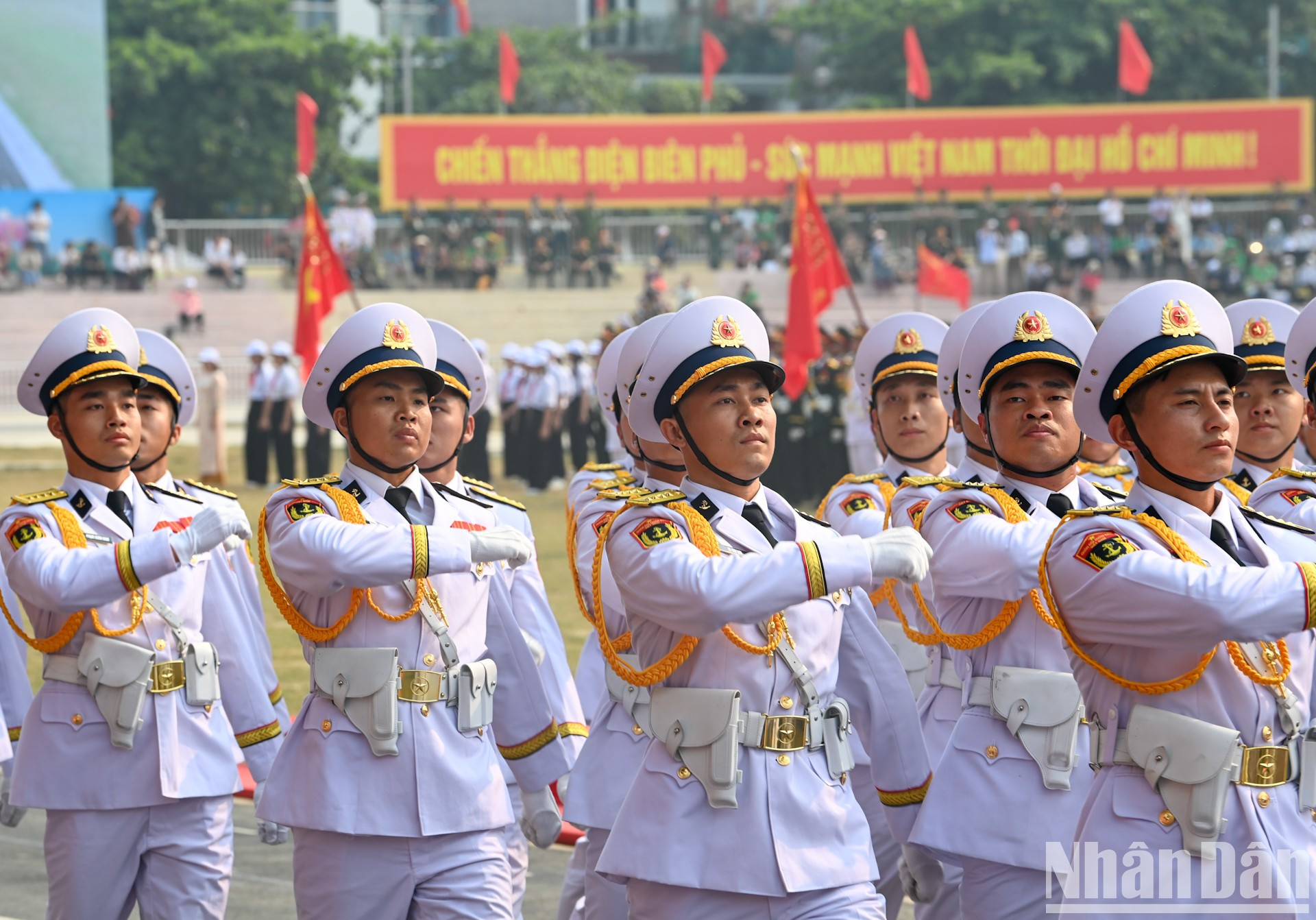 Oficiales y soldados de la marina.